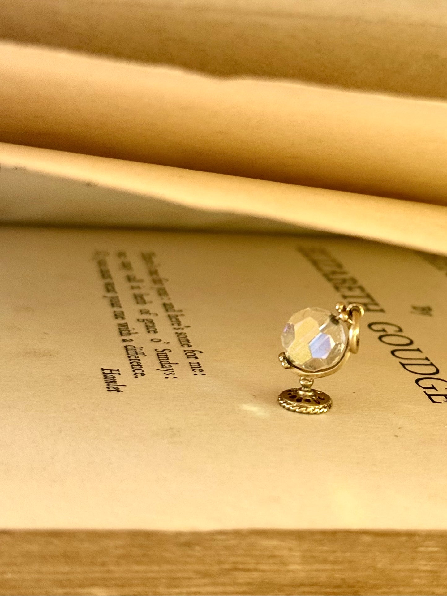 .1970s .375 .9ct retro gorgeous Auroria Crystal bead World globe yellow gold charm pendant