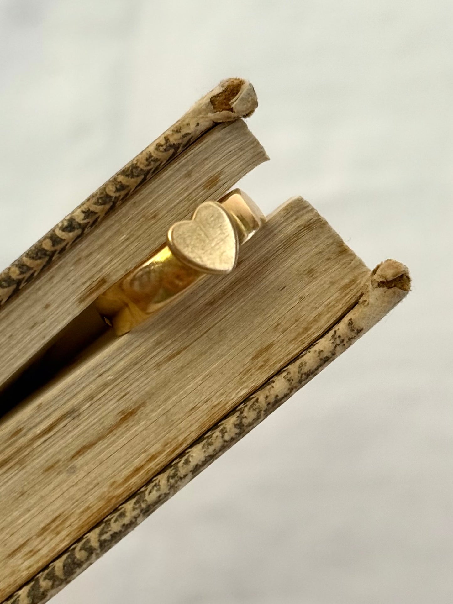 .18ct .1880s .1892 antique French .750 high carat yellow gold Bapst & Falize designer made heart love token band ring