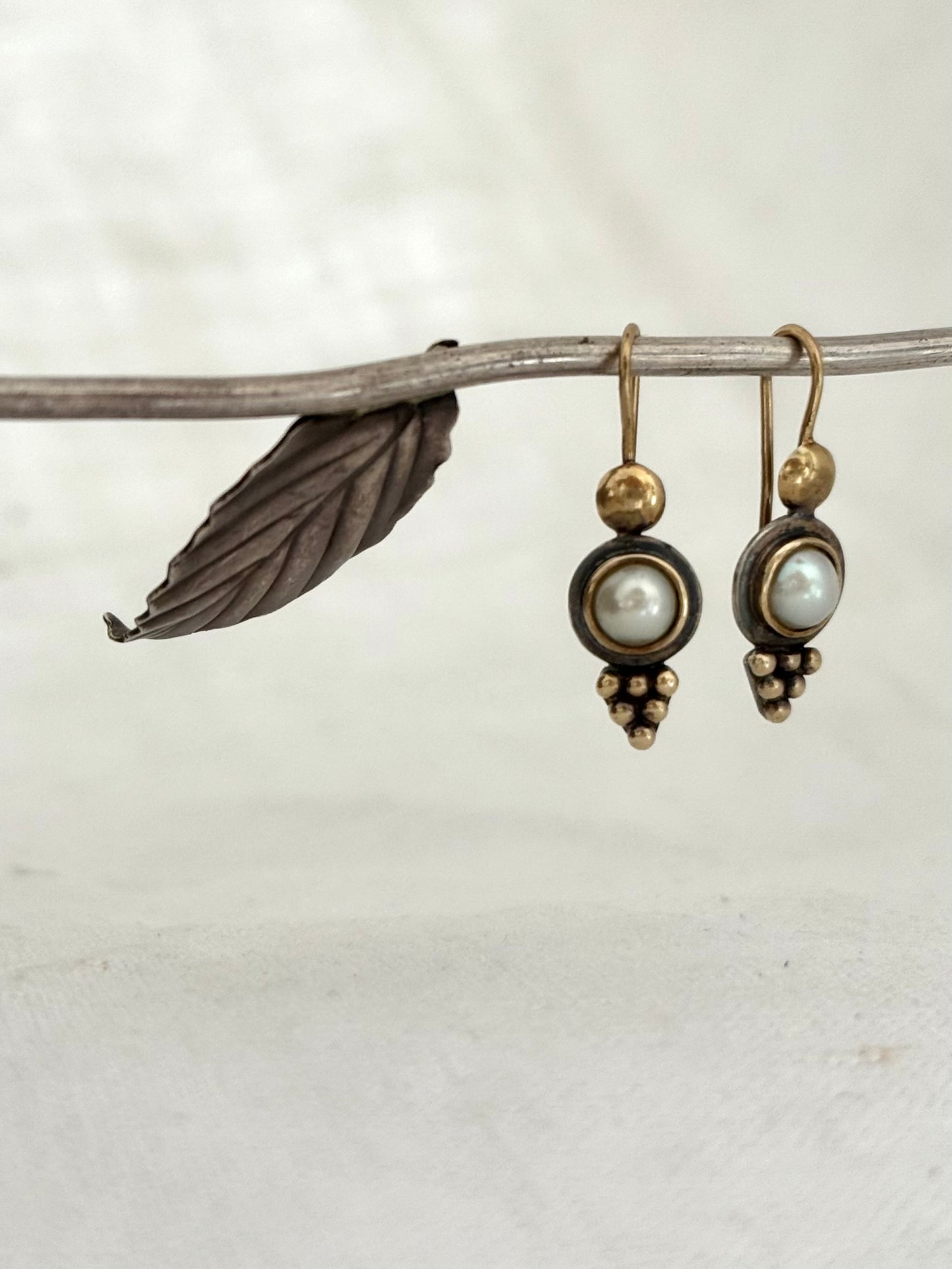 .1990s .375 gold and .925 artisan made Etruscan pearl drop dangle earrings.