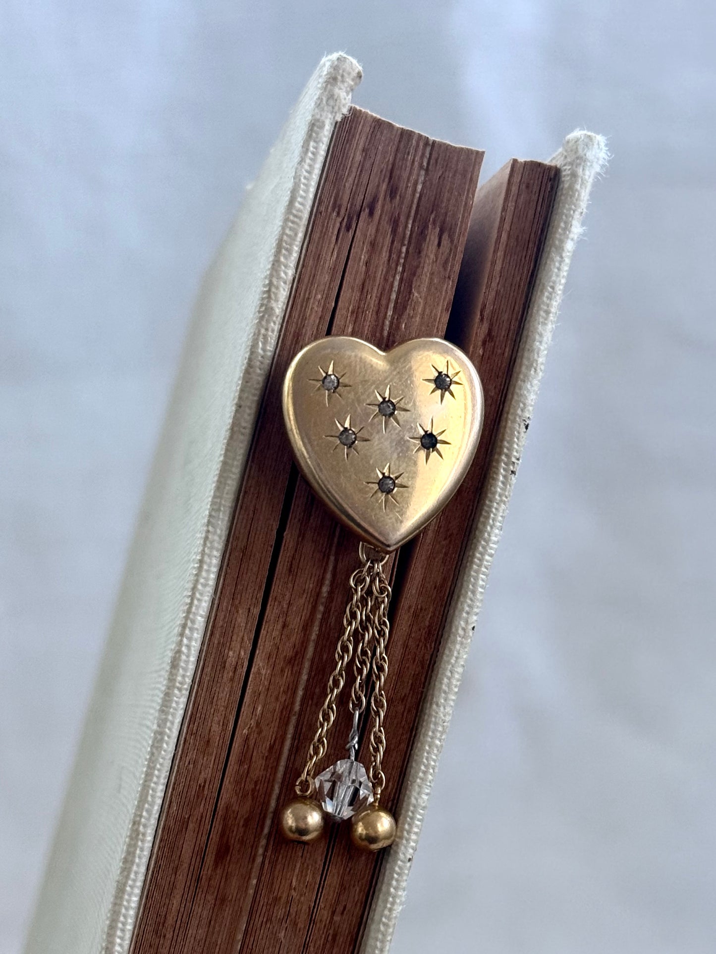 .10k gold plated .1940s American diamanté star set heart brooch