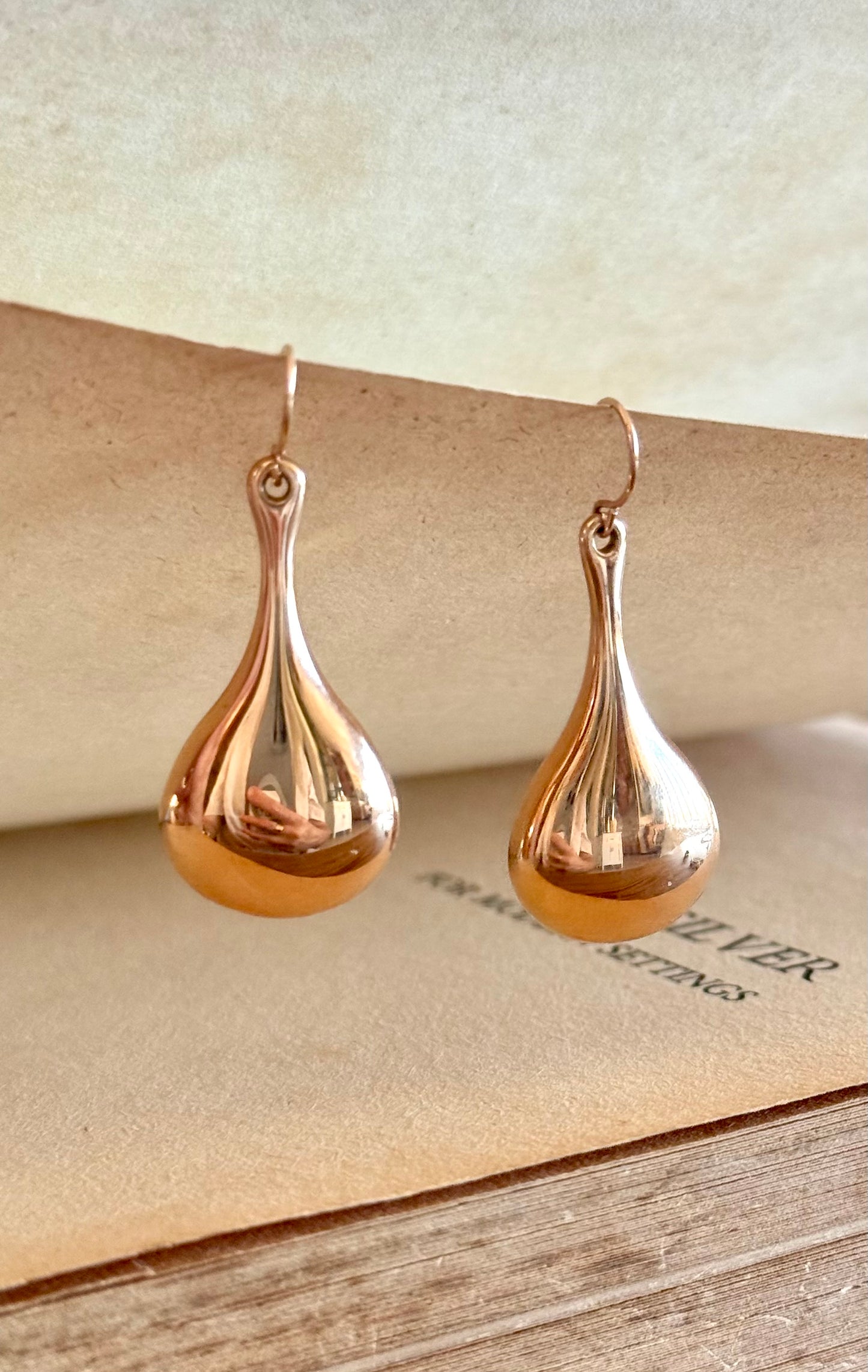 .14ct .1990s .585 architectural form designer Italian Milor modern 14k high carat rose gold teardrop dangle shaped oversized Milor designer rose gold drop earrings