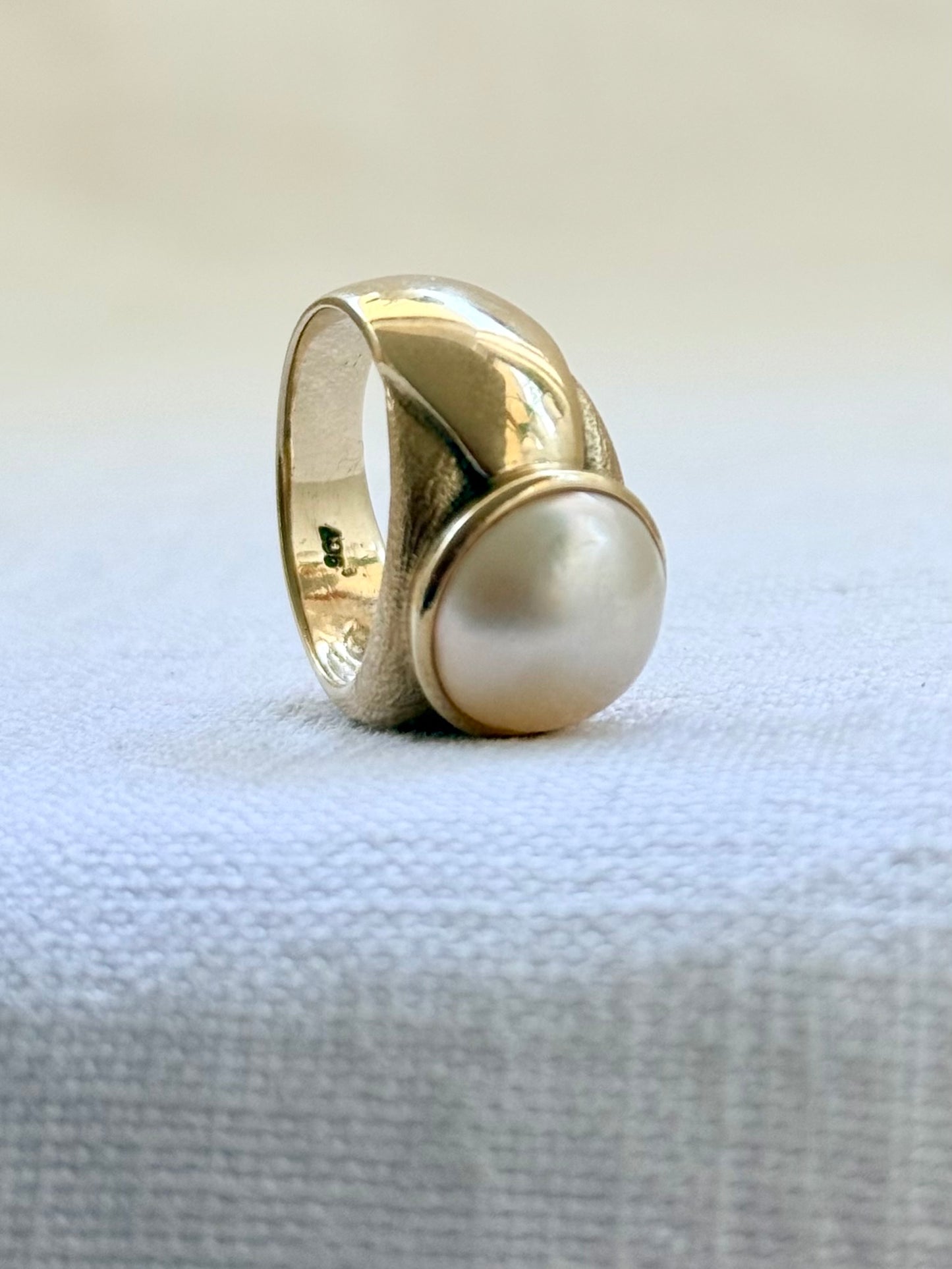 .1980s .375 .9ct gold luminous luxurious and classic Mabe pearl gold architectural dress ring