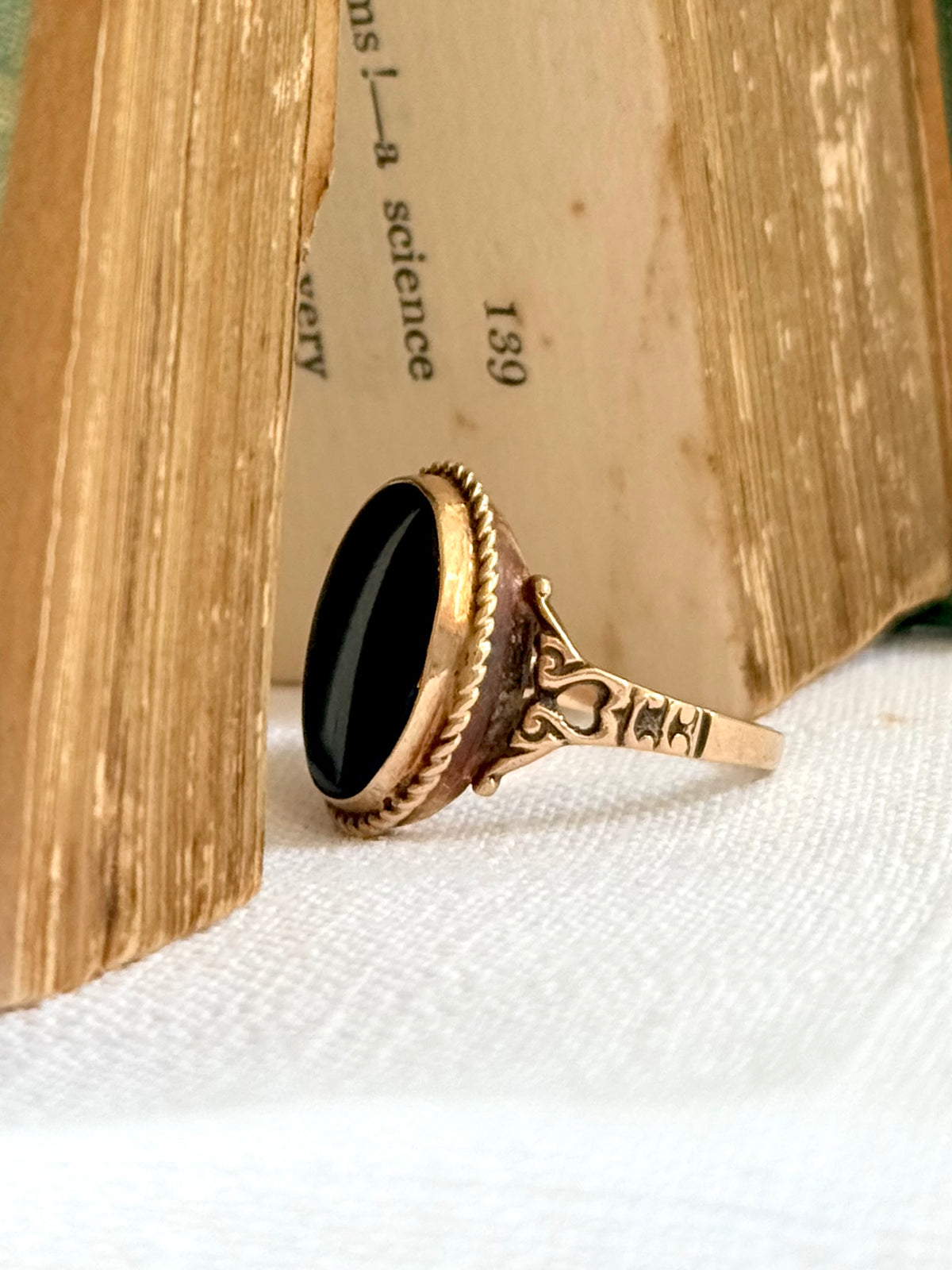 .1920s .1930s .375 .9ct late Art Deco solid gold and onyx gemstone classic Signet rose gold signet ring