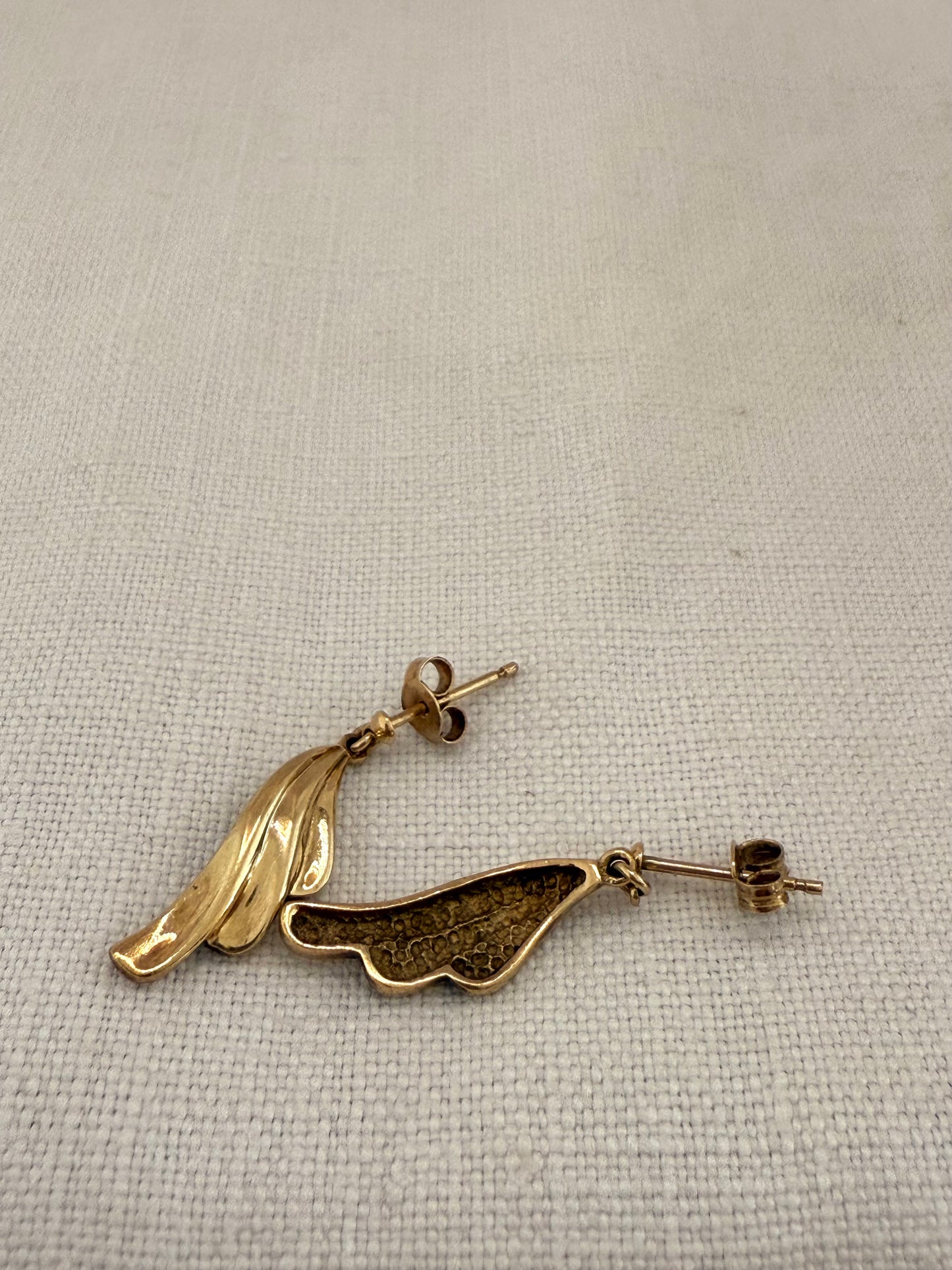 .1980s .375 wing drop solid 9ct gold swinging post stud dangle earrings
