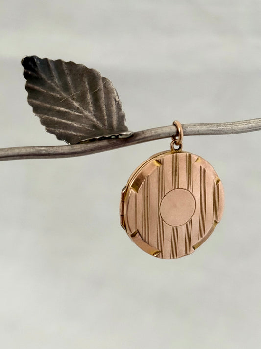 .1915 .375 .9ct antique rose gold Edwardian round pin stripe memory keepsake rose gold photo locket