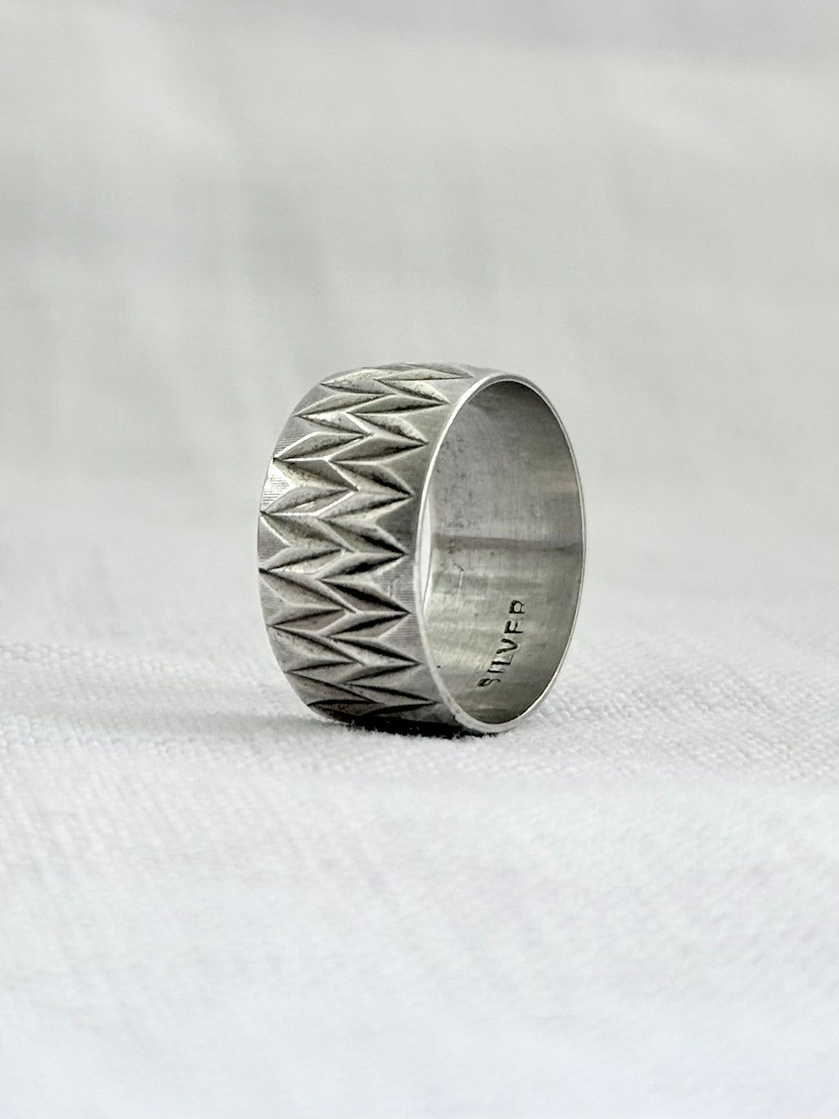 .1970s .925 Edwardian revival zigzag wide decorative engraved geometric etched sterling silver Cigar Band Ring