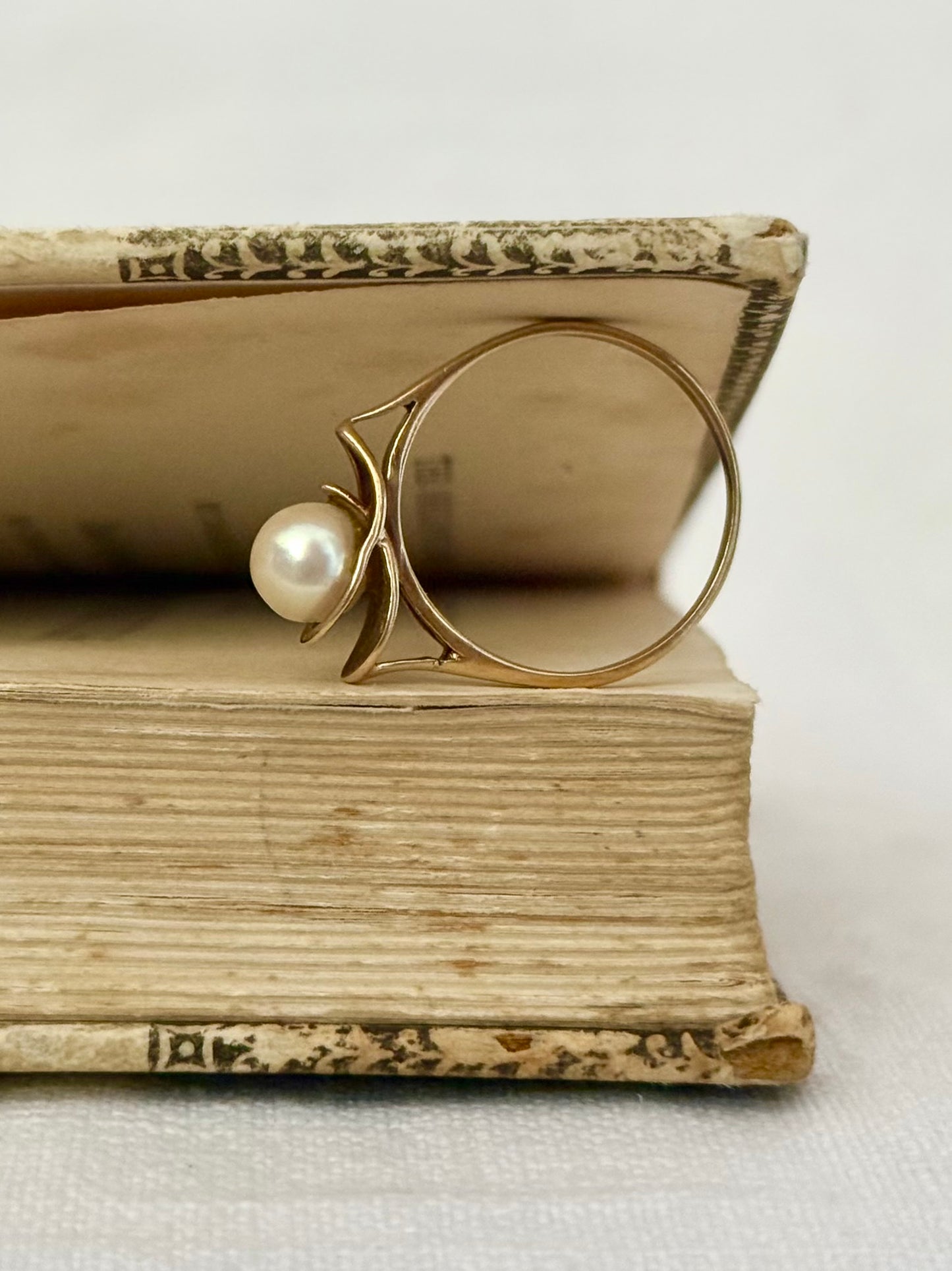 .1970s .375 .9ct Akoya white pearl Architectural free form yellow gold pearl cocktail ring dress ring