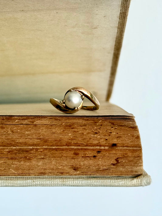 .10ct .1970s Akoya white pearl 10k yellow gold pearl bypass commitment token ring