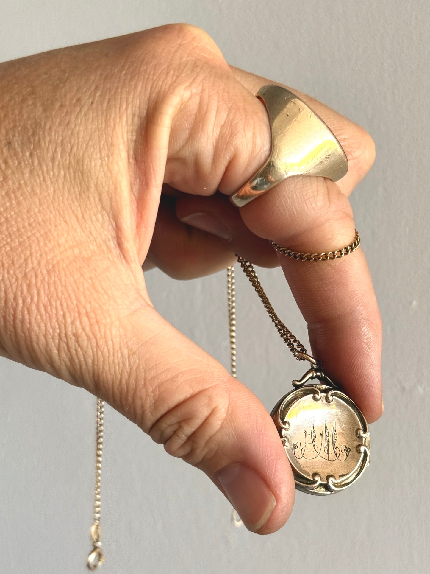 .1900s .375 9ct antique gold Edwardian fancy frame engraved gold photo locket pendant