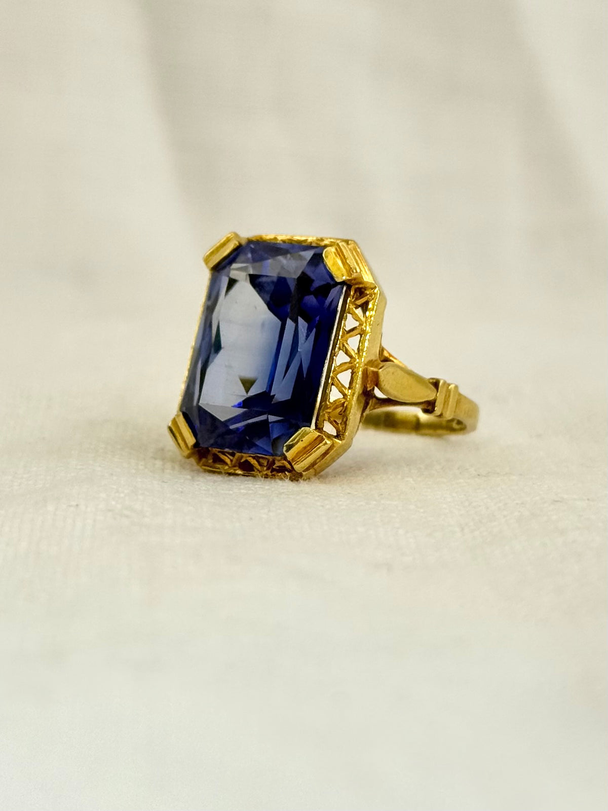 .18ct .1920s .1930s luxurious .750ct sapphire blue Corundum gemstone high carat gold large cocktail dress ring