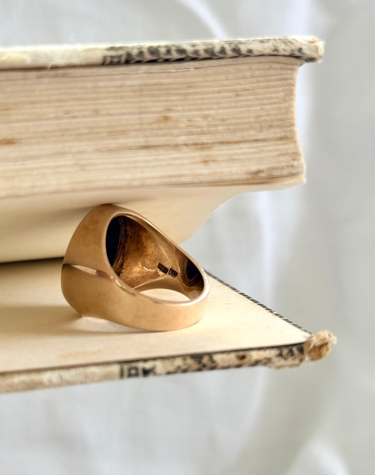 .1960s .375 .9ct black onyx large solid gold modernist oval signet seal gold heirloom unisex gold gemstone ring