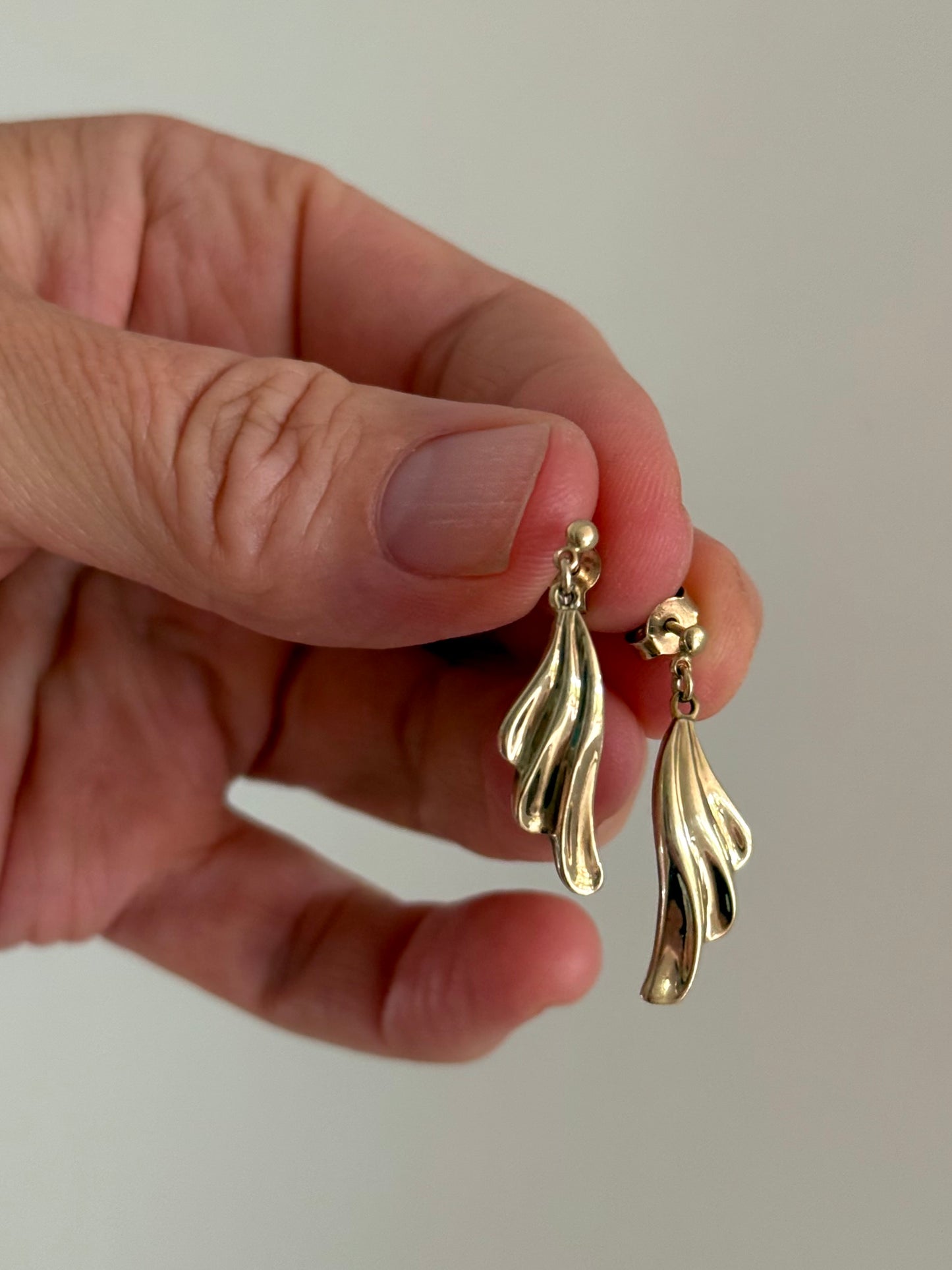 .1980s .375 wing drop solid 9ct gold swinging post stud dangle earrings