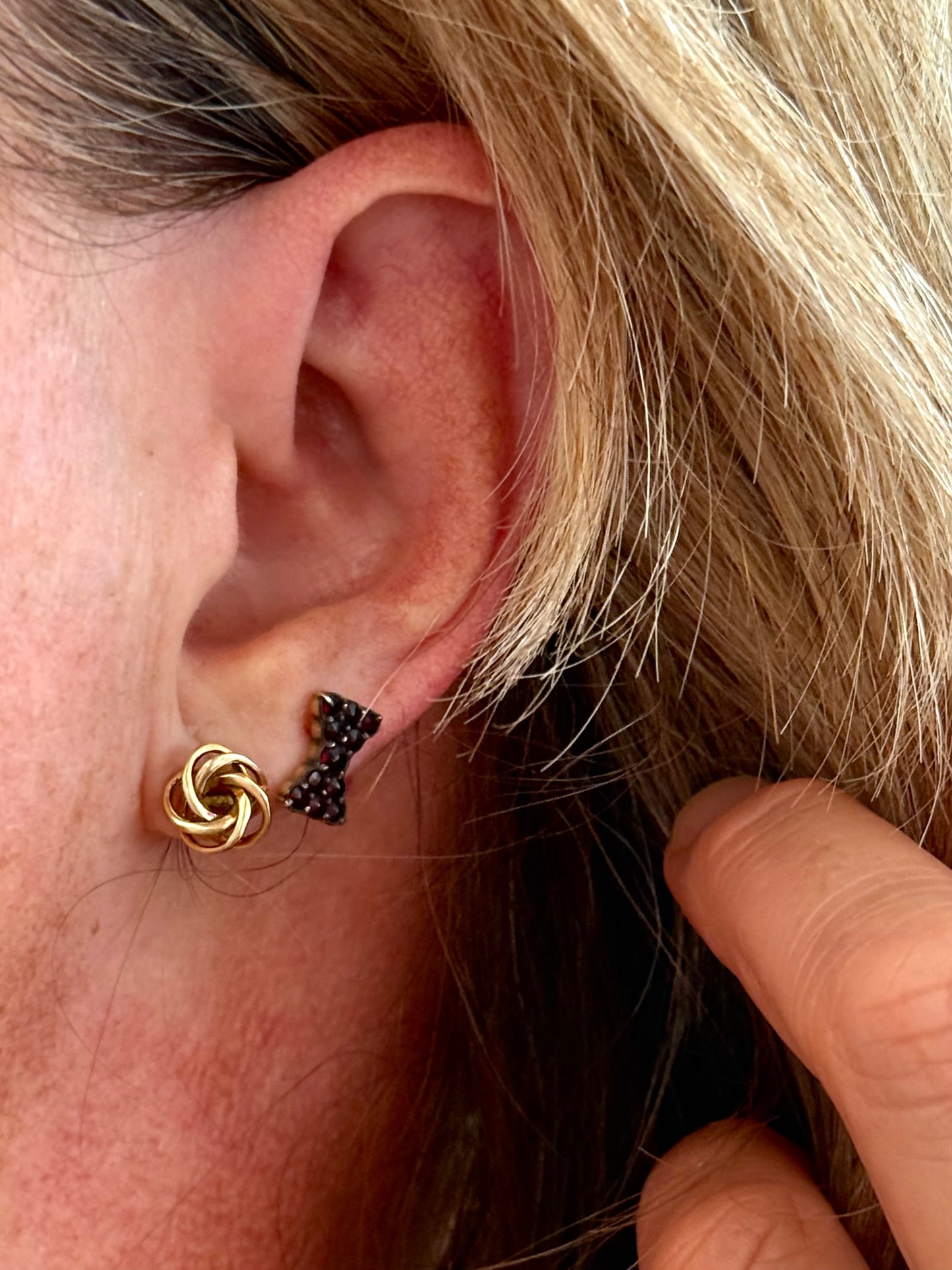 .375 .9ct gold lover’s knot luxury gold post stud earrings