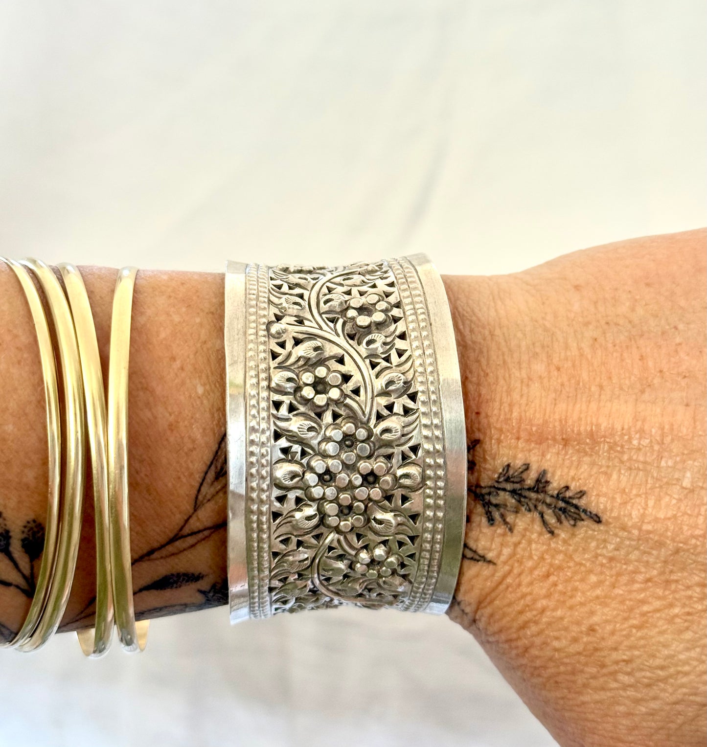 .1990s .925 artisan made solid silver floral embossed repousse wide and glorious flower sterling silver open cuff bangle