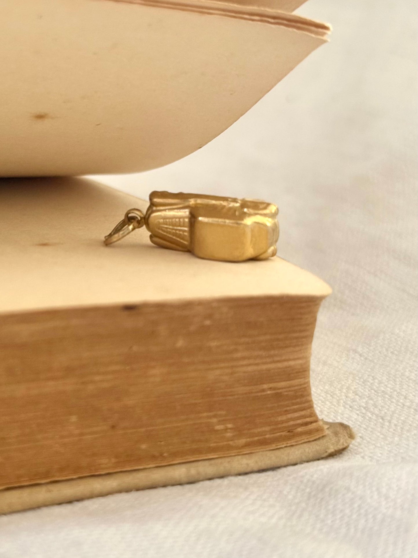 .375 .9ct gold vintage car charm pendant