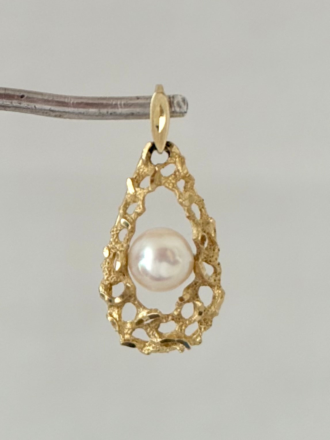 .10ct .1960s .1970s Brutalist style white pearl .416 yellow gold modernist teardrop luxury pearl drop pendant
