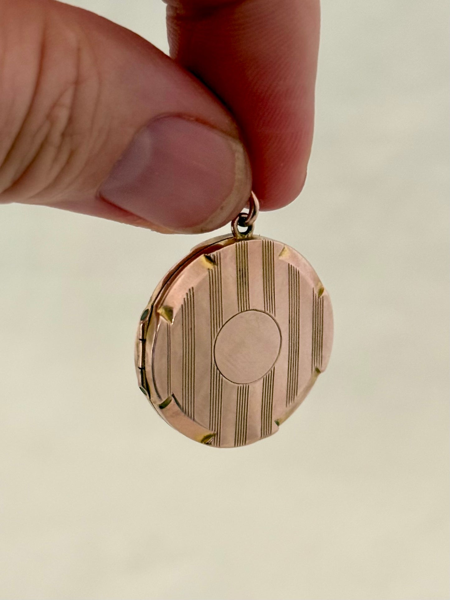 .1915 .375 .9ct antique rose gold Edwardian round pin stripe memory keepsake rose gold photo locket