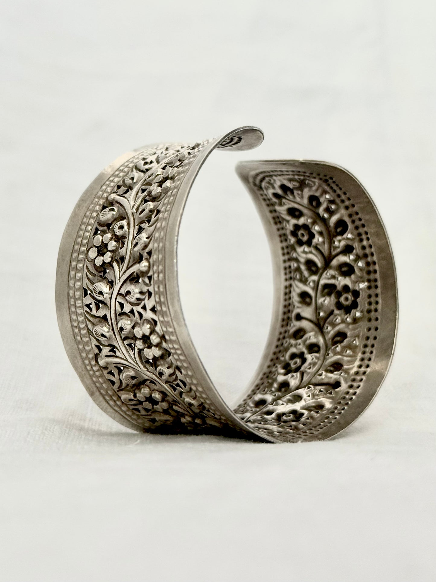 .1990s .925 artisan made solid silver floral embossed repousse wide and glorious flower sterling silver open cuff bangle