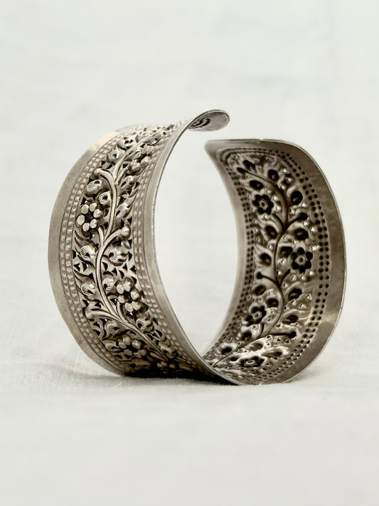 .1990s .925 artisan made solid silver floral embossed repousse wide and glorious flower sterling silver open cuff bangle