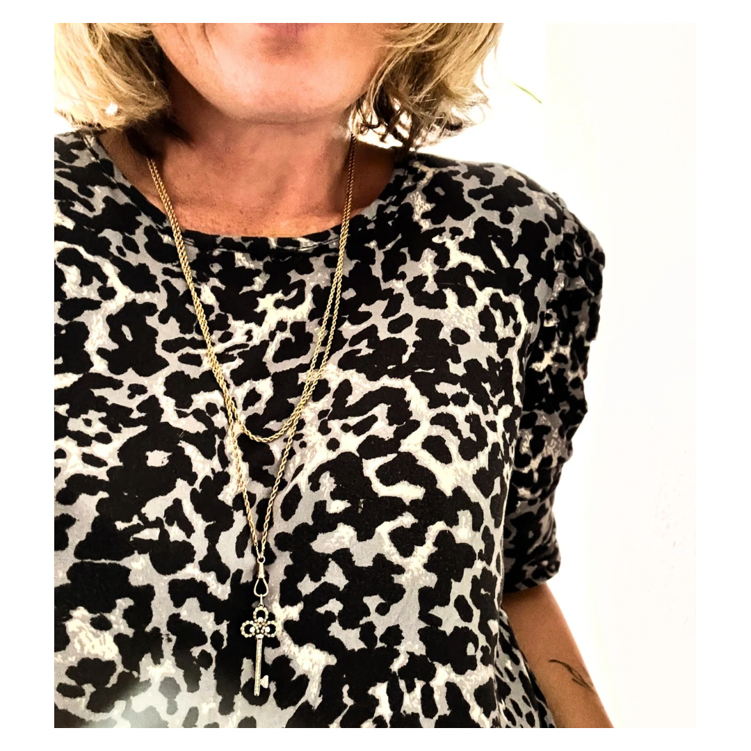 .18ct .750 .60 diamonds Brazilian designer white gold antique revival modernist diamond key luxury 18ct high carat gold and diamond studded romantic clover leaf key pendant