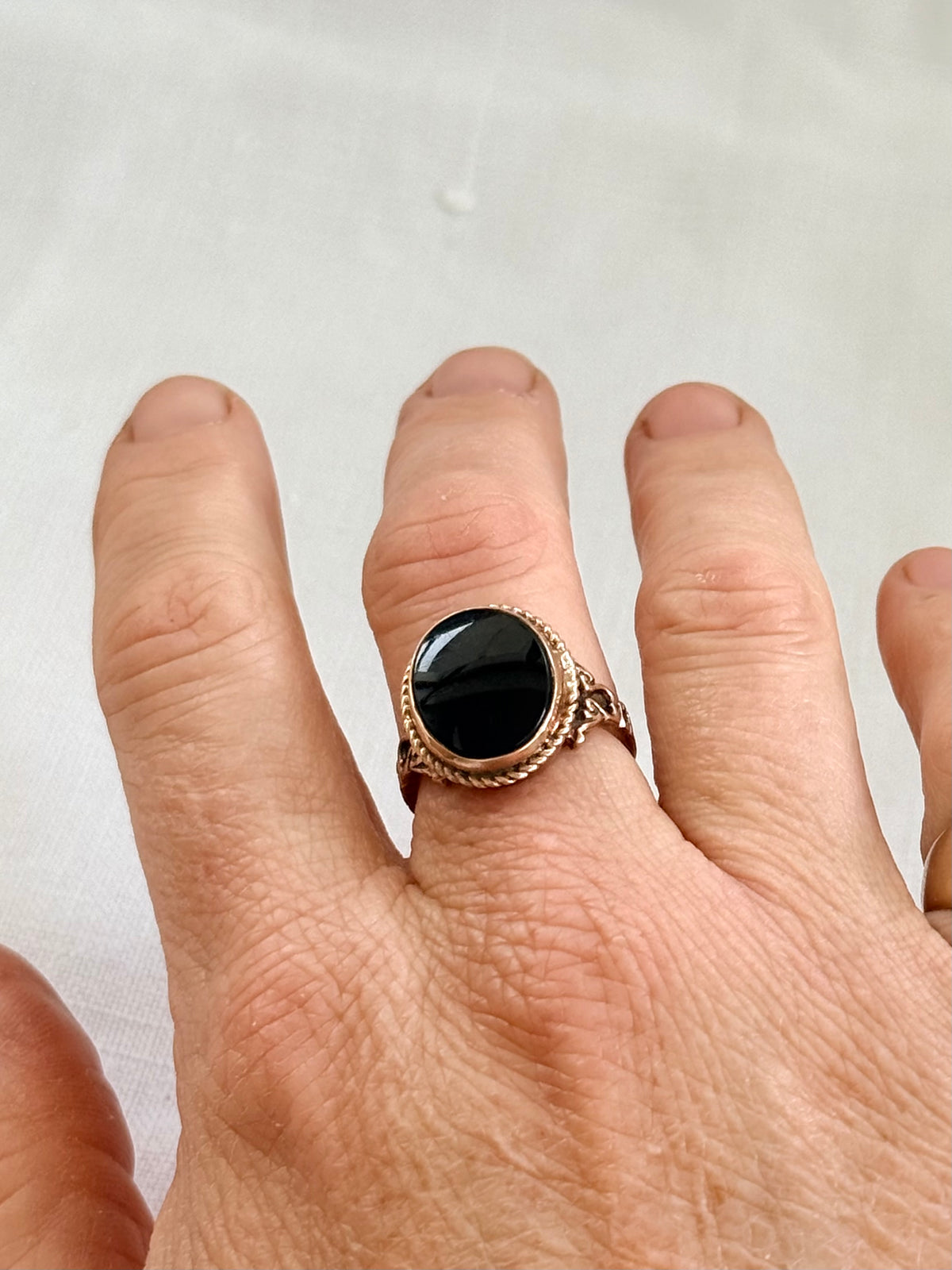 .1920s .1930s .375 .9ct late Art Deco solid gold and onyx gemstone classic Signet rose gold signet ring