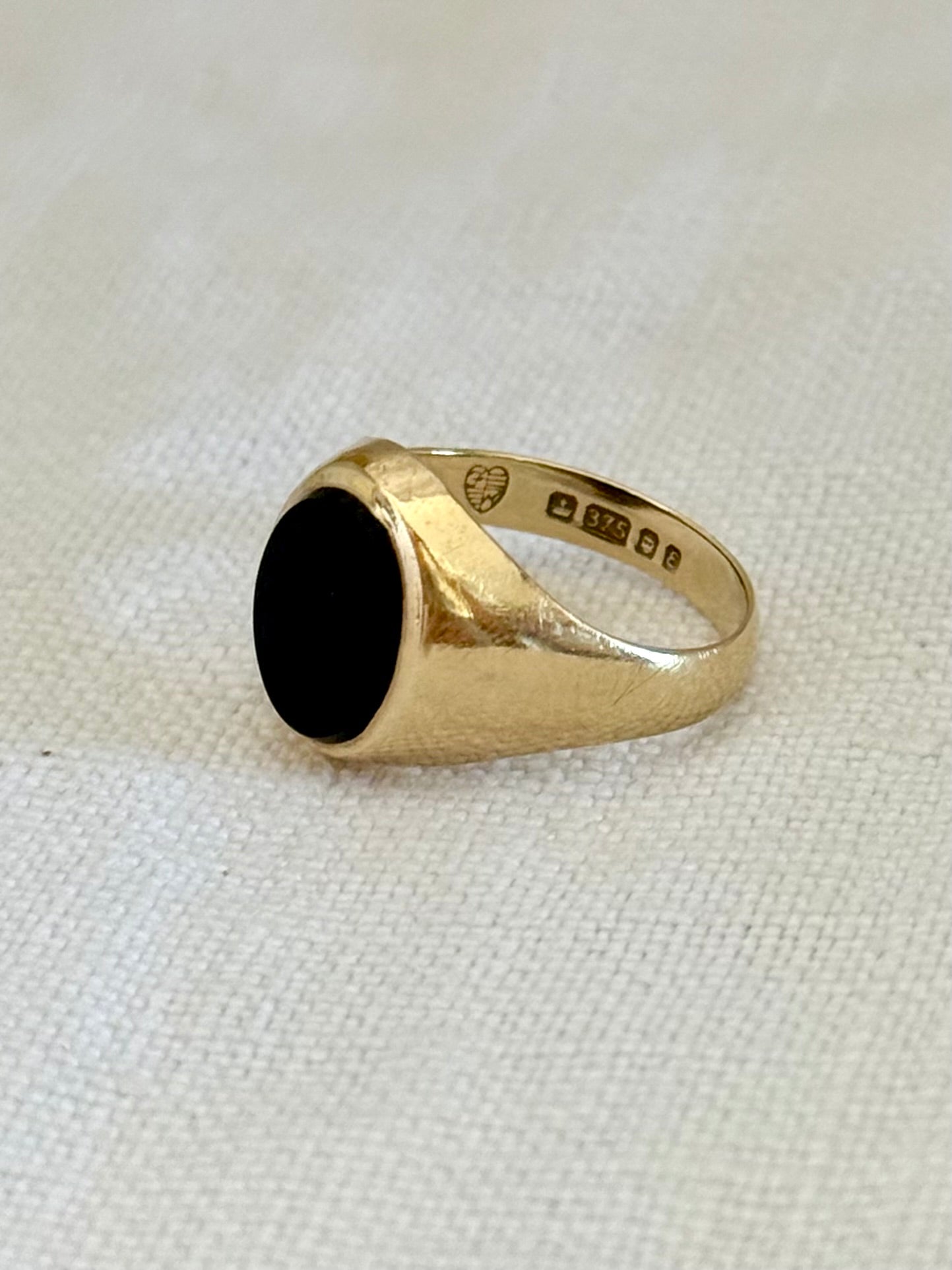 .1979 .375 .9ct black onyx gemstone modernist hallmarked 9ct gold oval signet seal unisex pinky ring