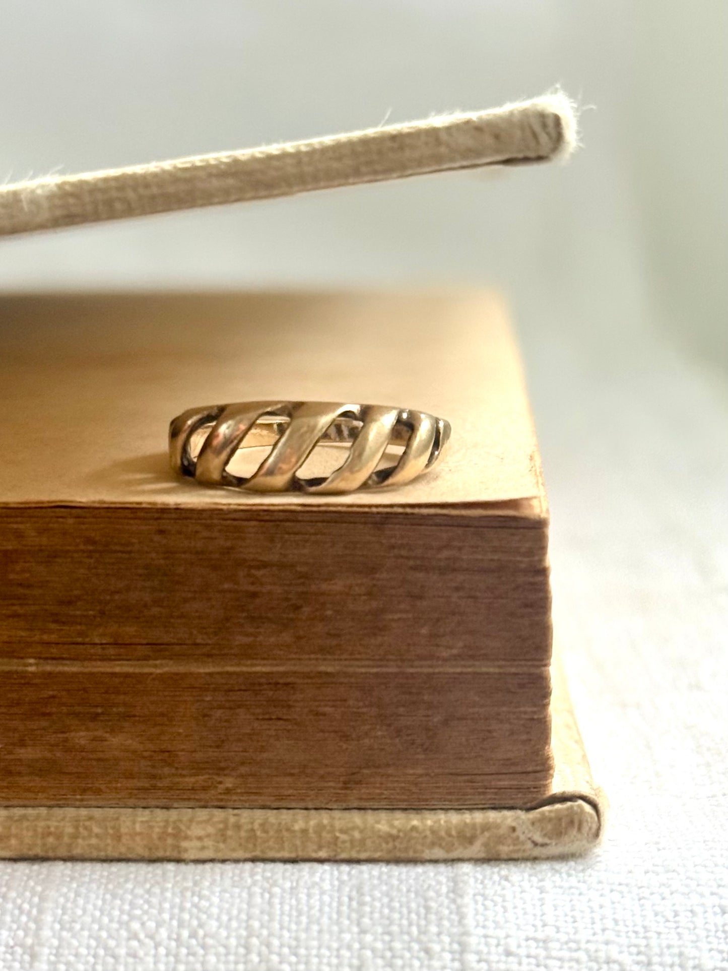 .1970s .1980s .375 .9ct gold Architectural dome arched retro vintage yellow gold ring