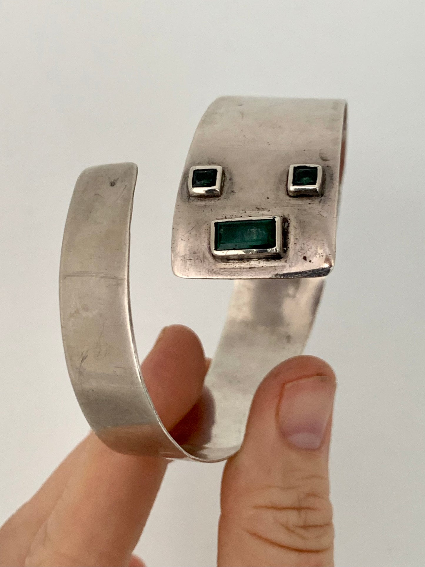 .925 1970s style Artisan made Emerald and silver hand made studio made sterling silver and Emerald green Emerald cut gemstone modernist cuff bangle and ring set