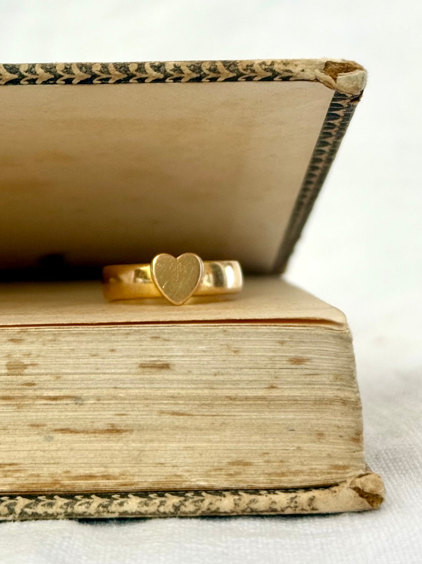 .18ct .1880s .1892 antique French .750 high carat yellow gold Bapst & Falize designer made heart love token band ring