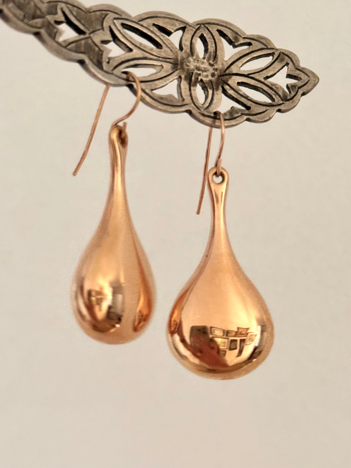 .14ct .1990s .585 architectural form designer Italian Milor modern 14k high carat rose gold teardrop dangle shaped oversized Milor designer rose gold drop earrings