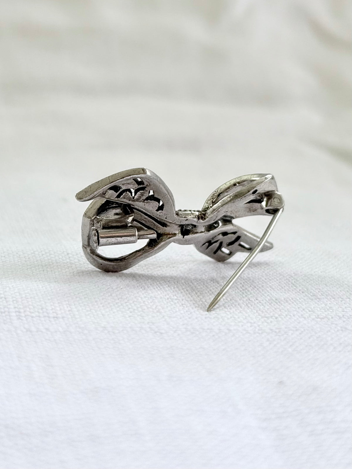 .1920s .1930s .800 Art Deco French Paris Bow Ribbon silver Marcasite gemstone sweetheart brooch