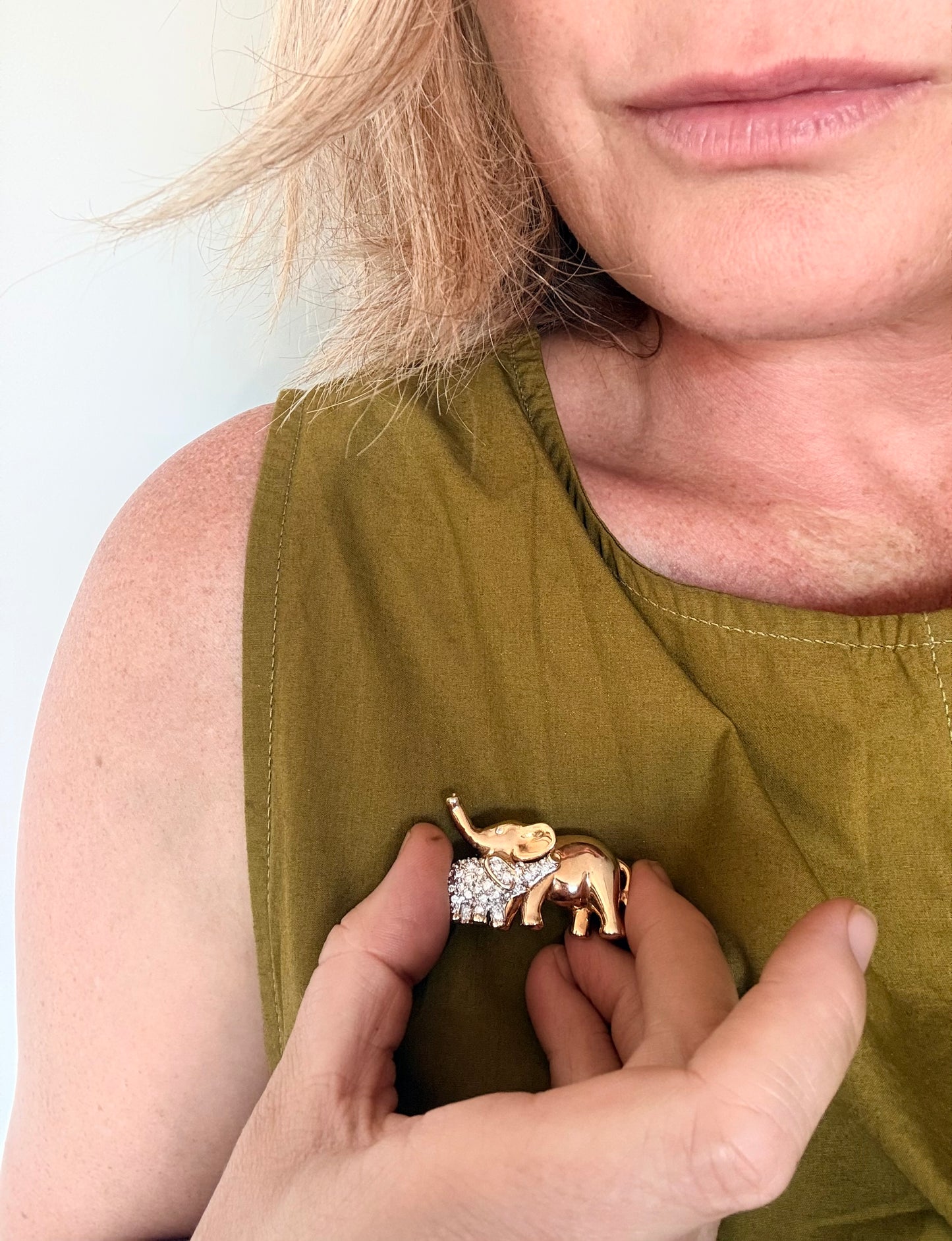 .1980s designer gold and diamanté double elephant figural Pierre Cardin gold and diamanté retro perfect gold figural costume brooch