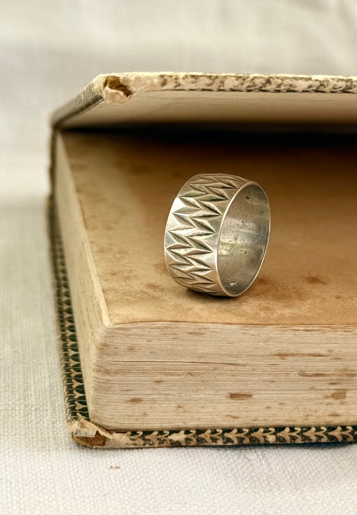 .1970s .925 Edwardian revival zigzag wide decorative engraved geometric etched sterling silver Cigar Band Ring
