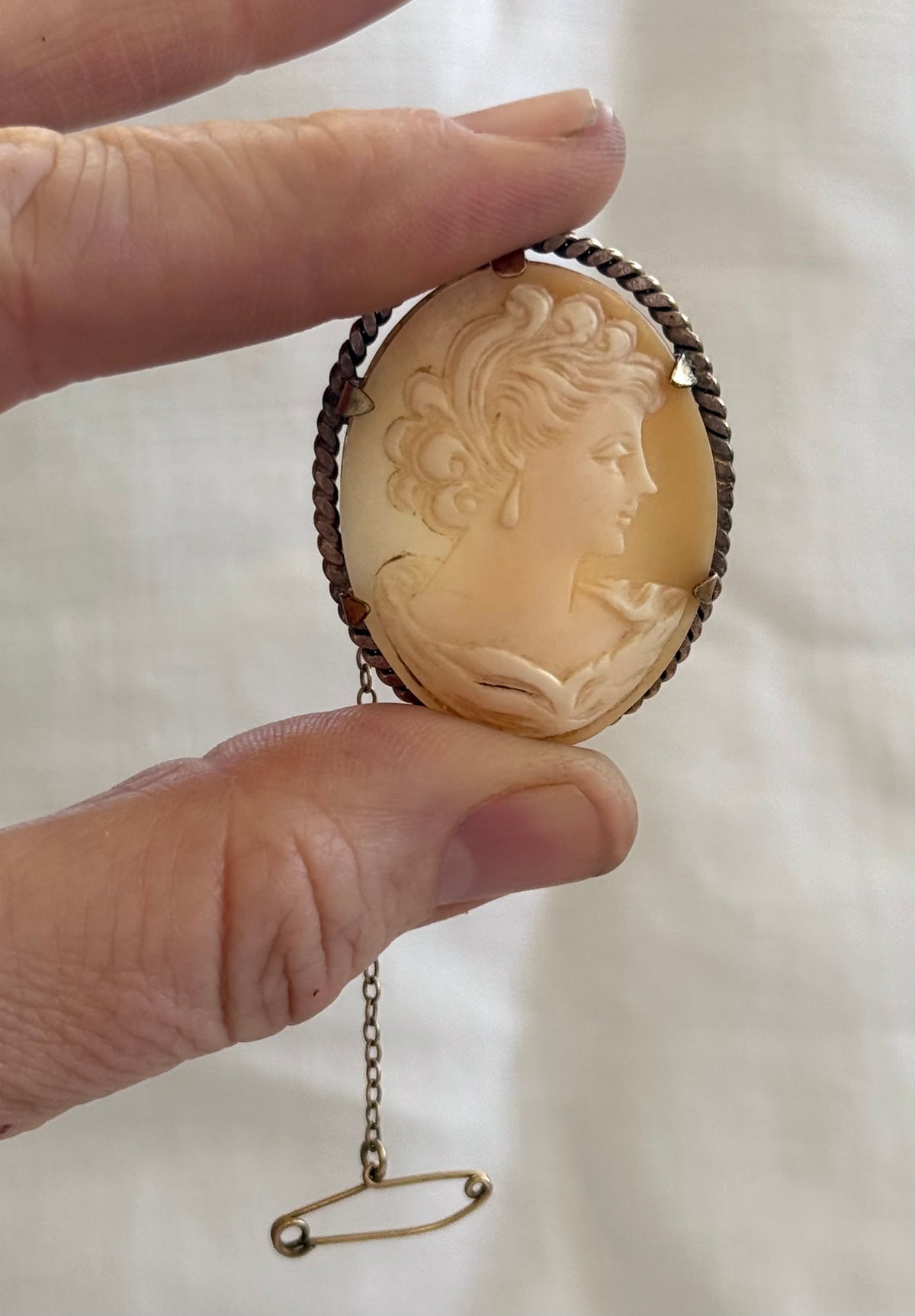 .1930s .1940s Cameo hand carved elegant dame Shell gold Brooch rolled gold brooch pendant