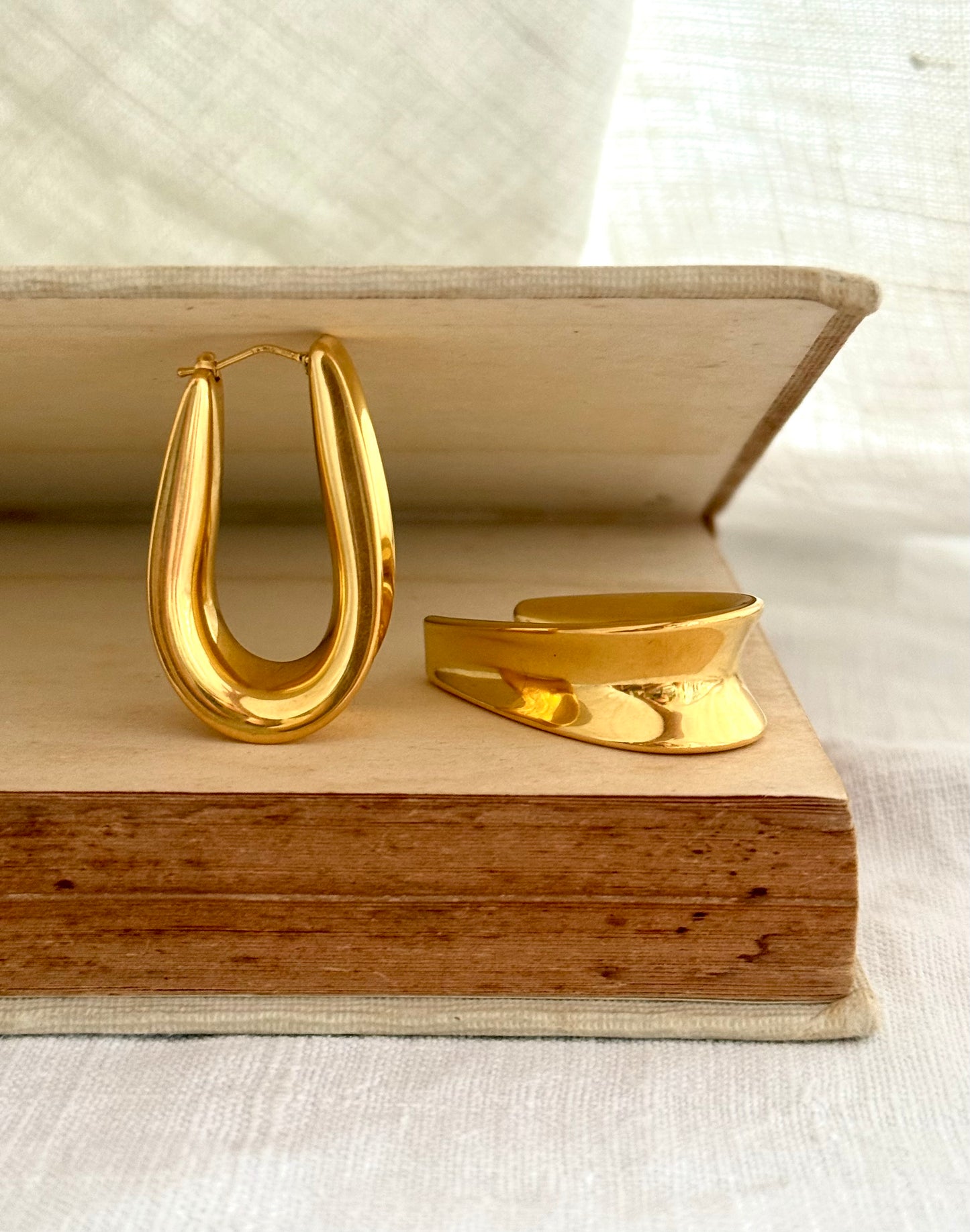 .14ct .1970s .1990s .585 designer Italian modernist high carat yellow gold u shaped horseshoe form oversized Milor designer hoop gold clasp drop earrings