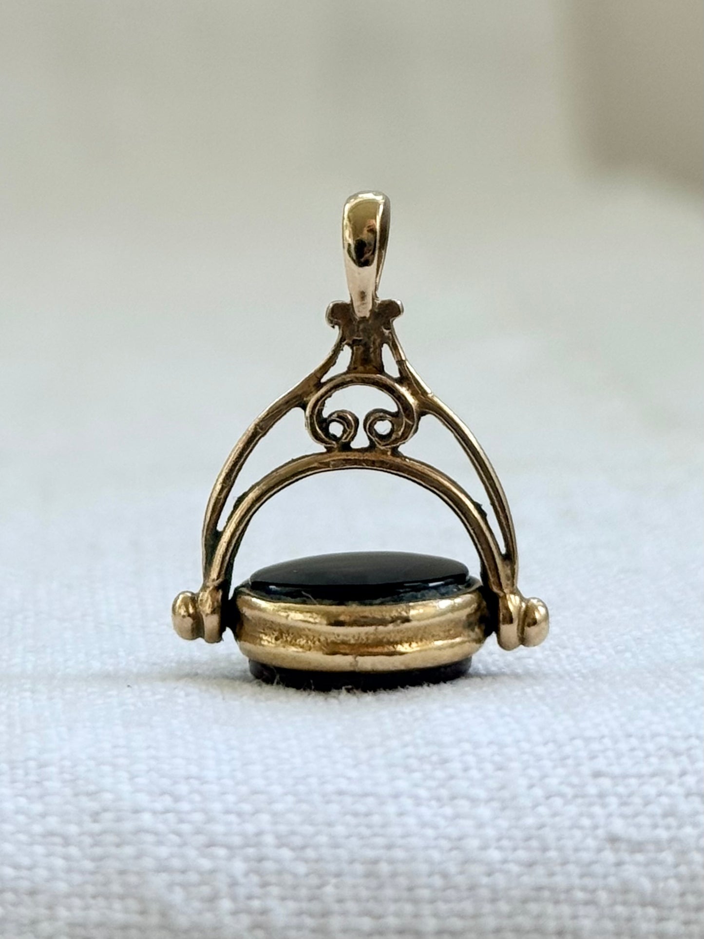 .1900s .375 .9ct gold antique revival carnelian and onyx gemstone double swivel fob charm pendant
