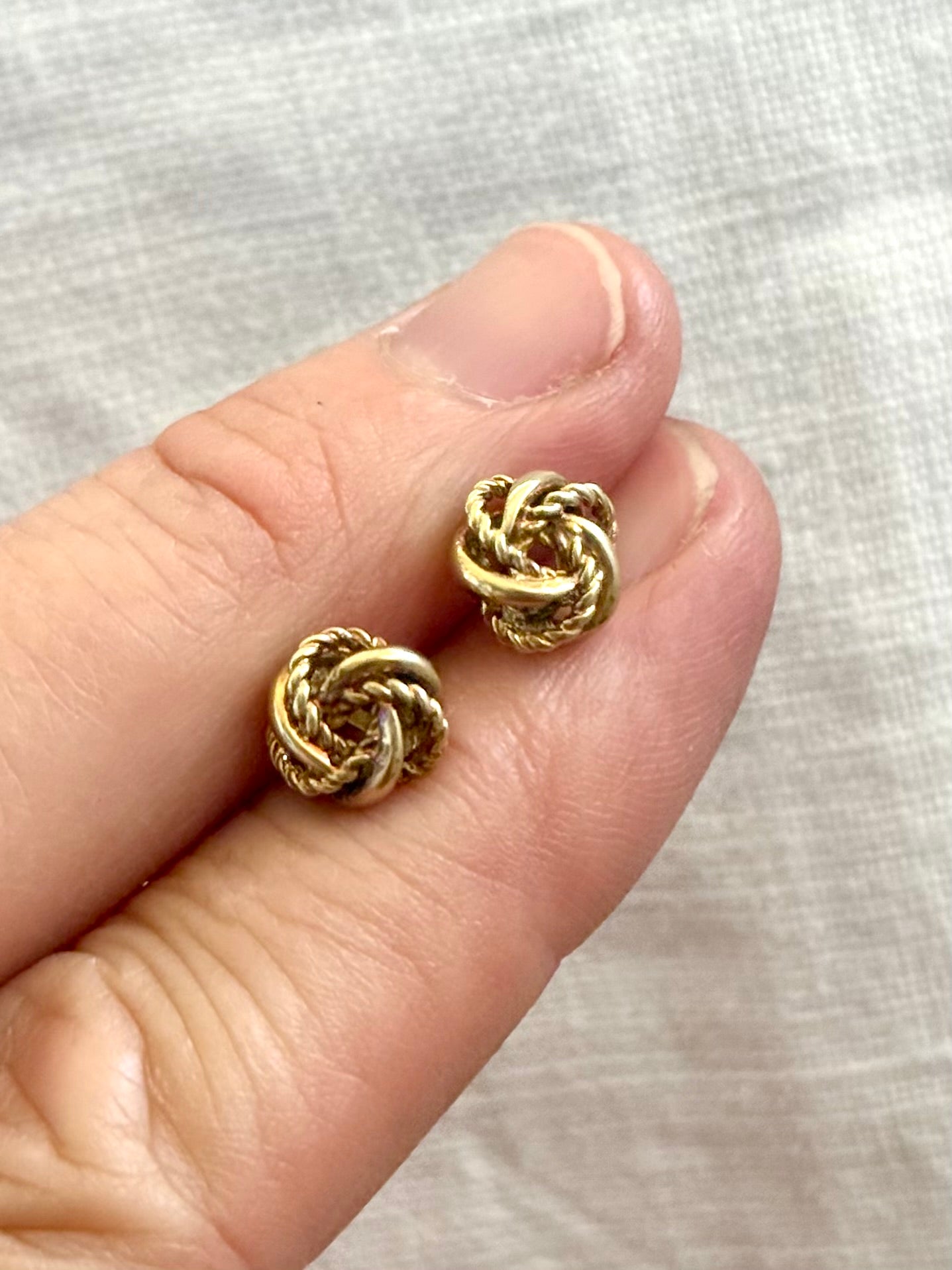 .375 .9ct gold lover’s knot textured gold post stud earrings