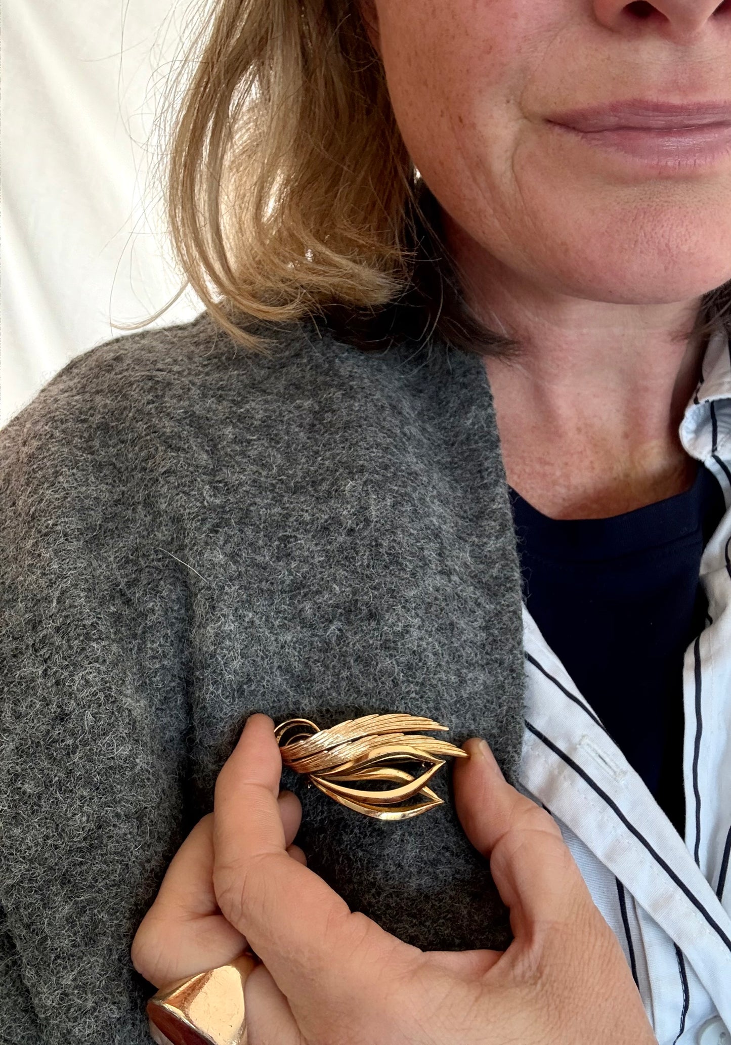 .1950s era German rolled gold vintage Mid Century Modern gold leaf textured warm gold brooch pin