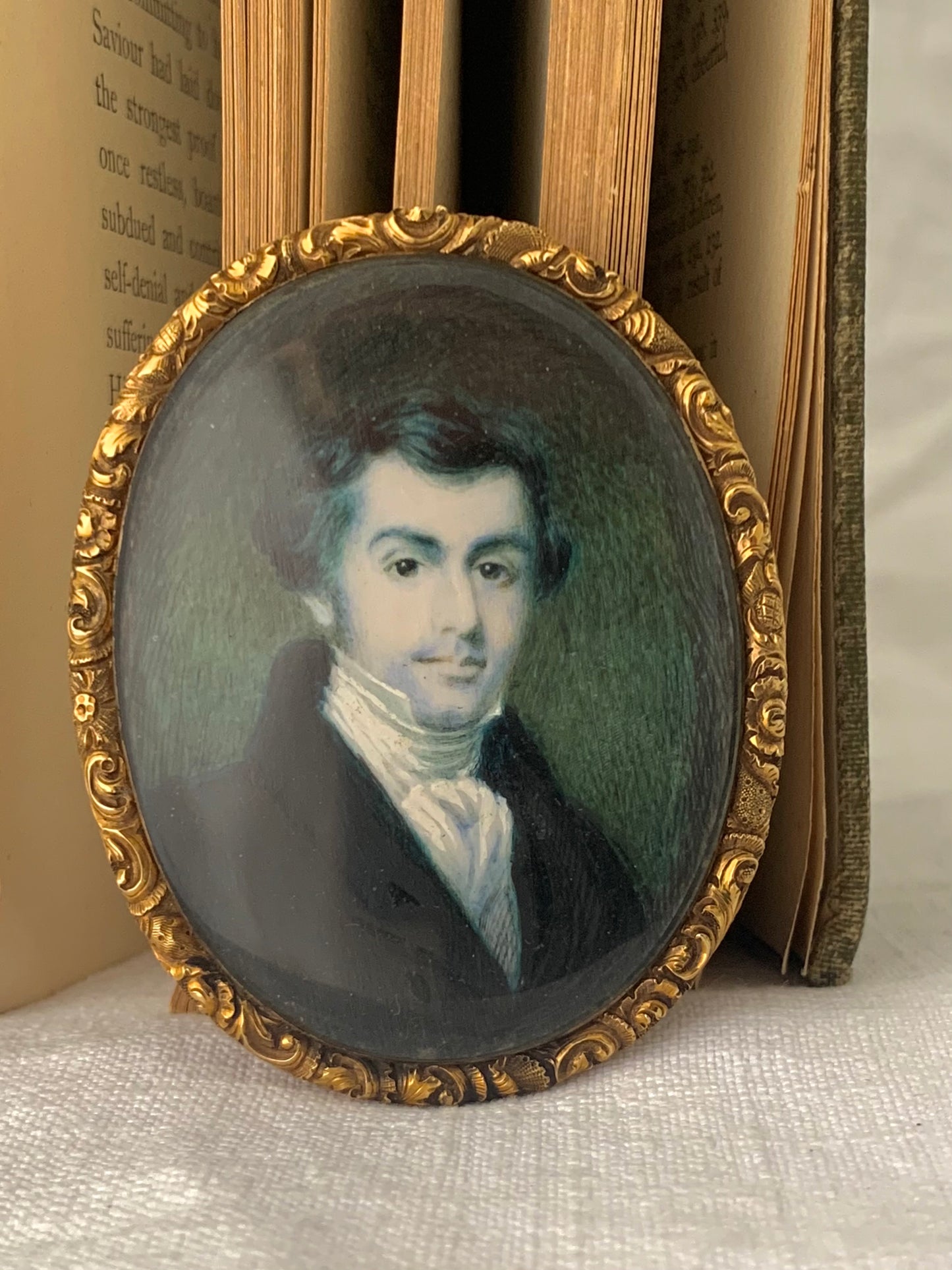 .1835 .18ct gold Georgian 17 June 1835 solid gold exceptional Georgian miniature English Gentleman hand painted Portrait Mourning wall art brooch and Pendant