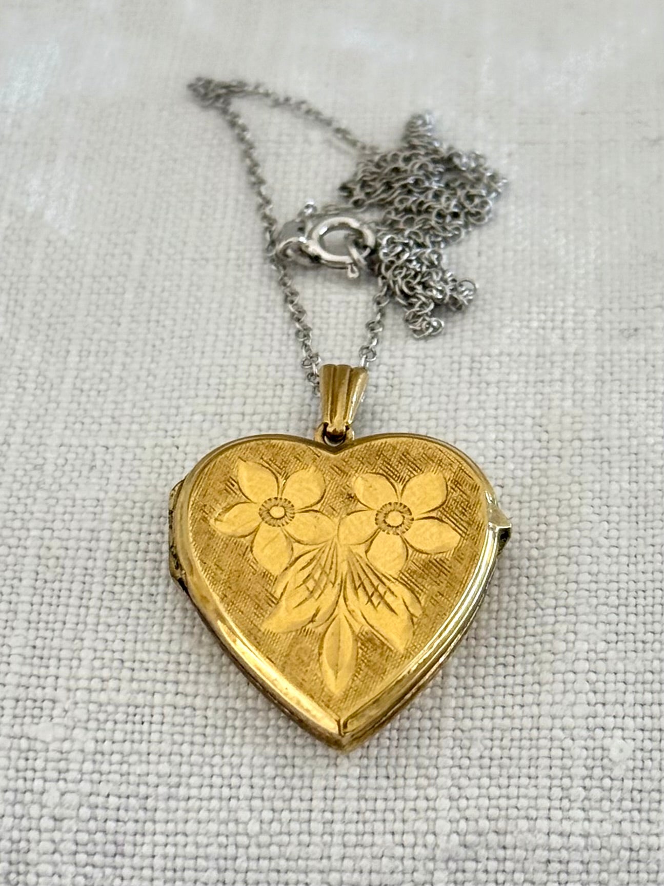 .1940s .1950s .9ct gold heart locket Romantic floral engraved front and back gold marked sentimental love token locket pendant