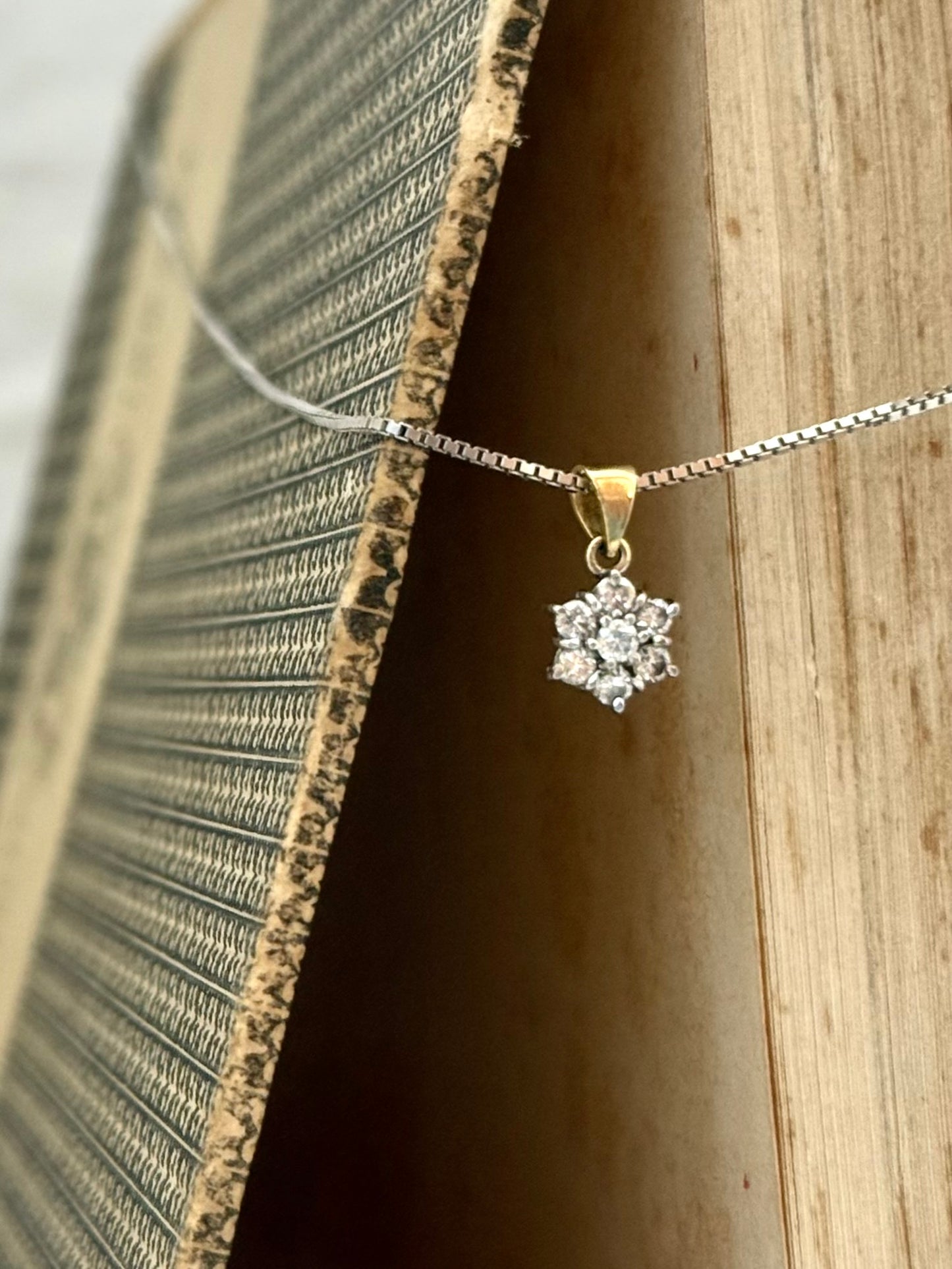 .1970s .375 gold 7 diamond star flower luxury gold pendant on modernist white gold box chain necklace