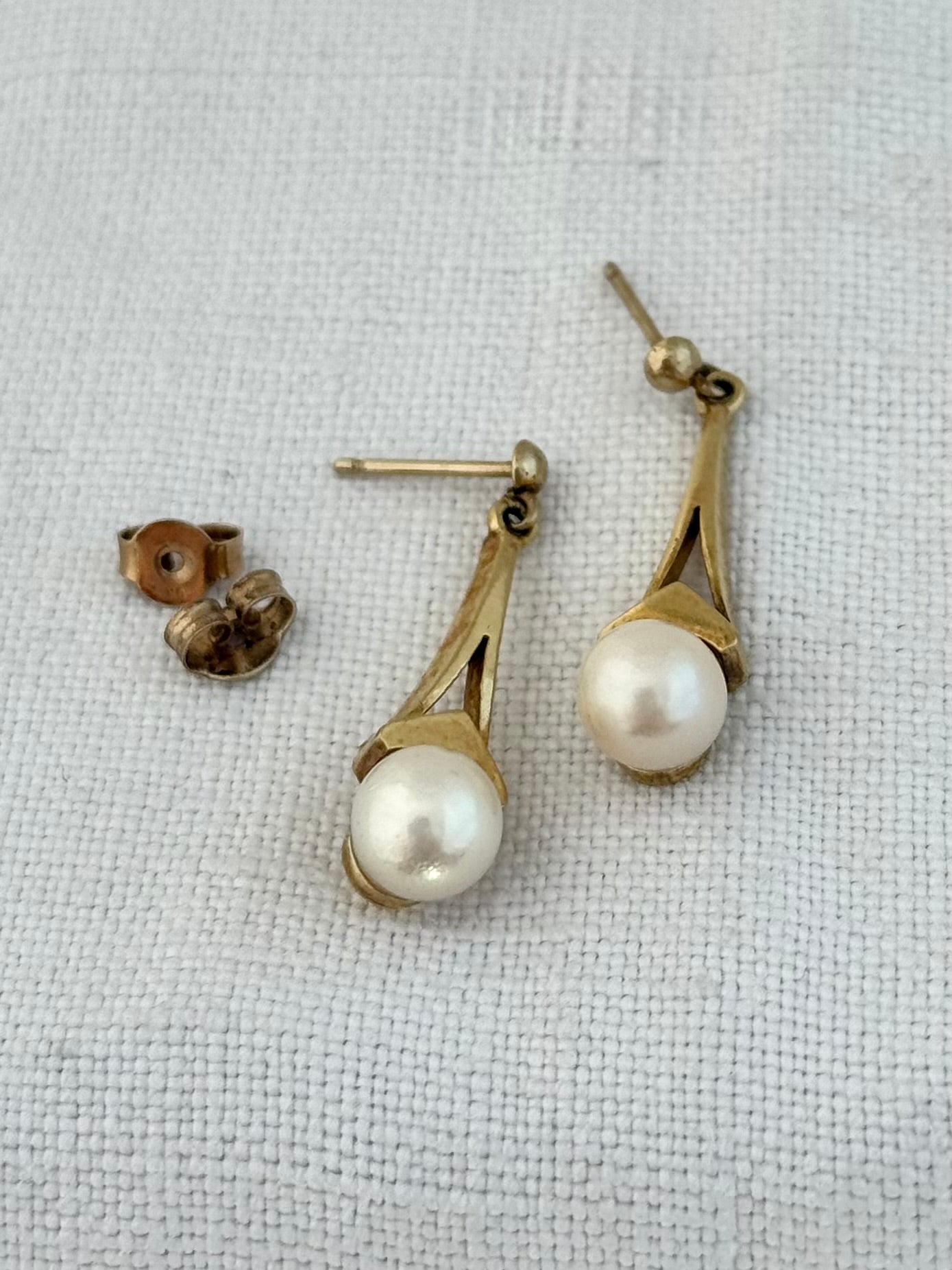 .1950s .375 .9ct architectural elegant gold and pearl drop dangle post stud push in earrings