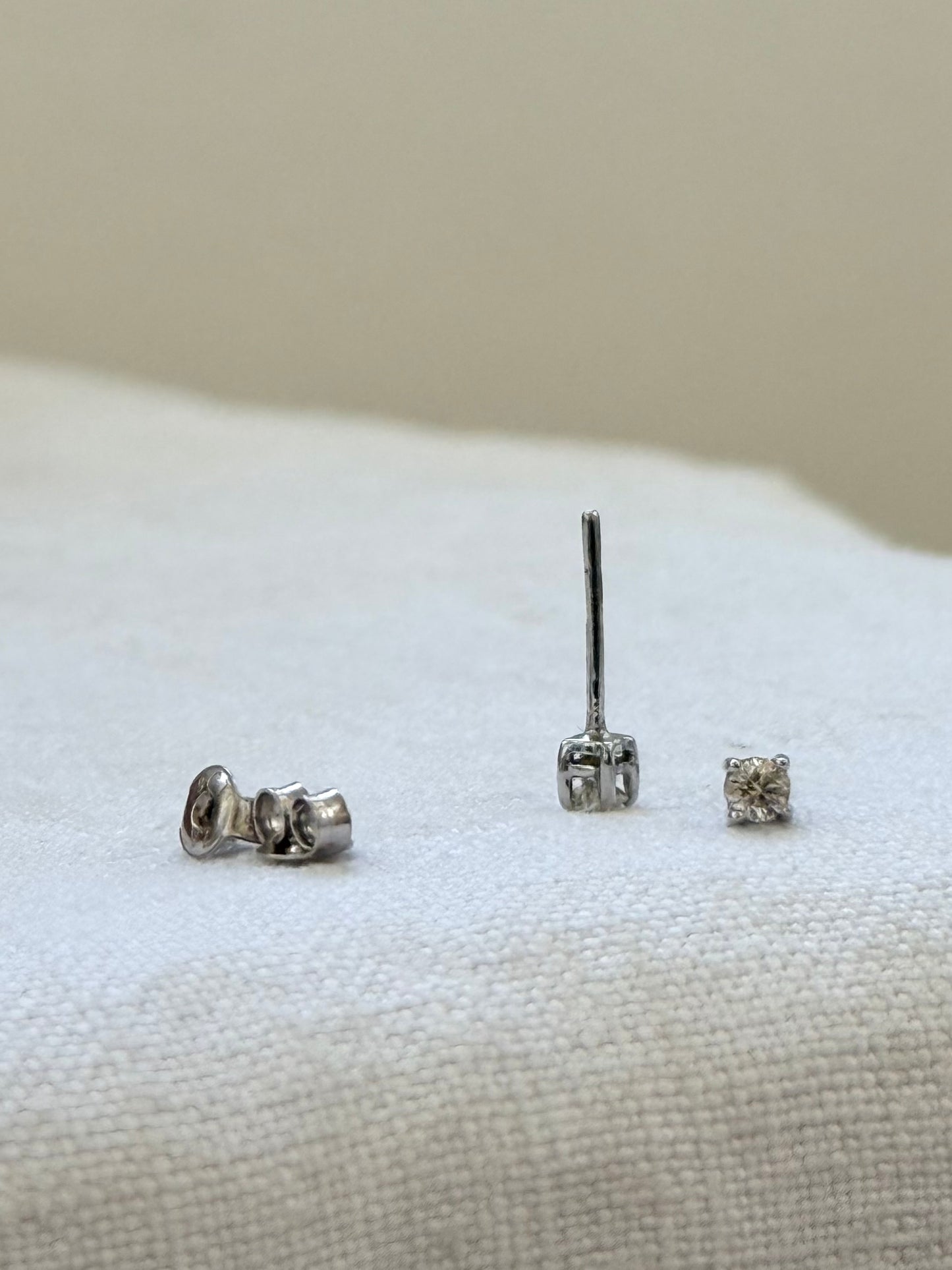 .0.2ct .375 .9ct white gold diamond solitaire classic luxury post stud earrings