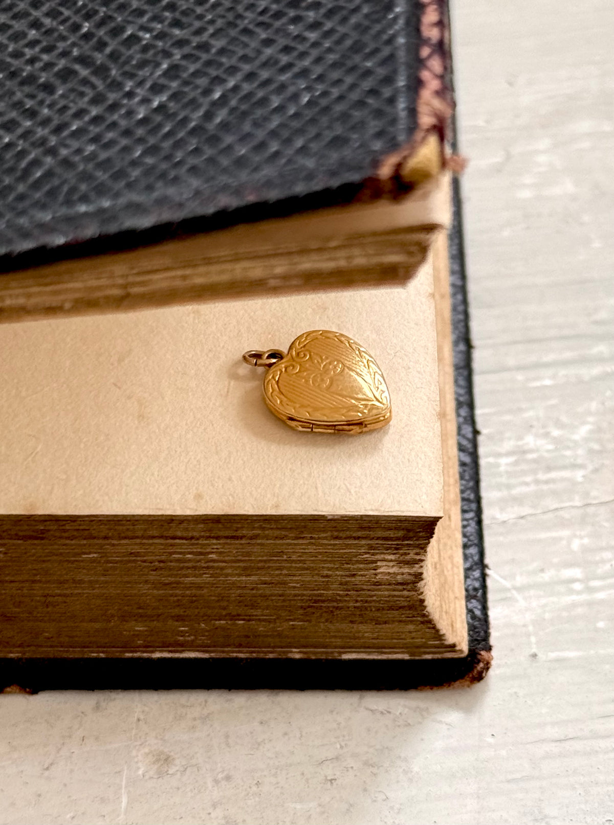 .10ct .1950s miniature gold romantic heart locket pendant