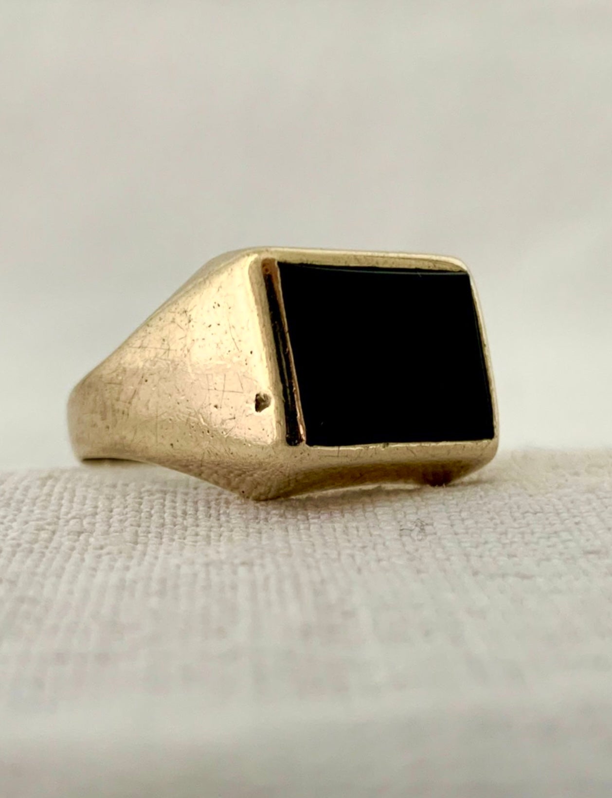 .1970s .375 .9ct black onyx modernist rectangular signet seal gold heirloom unisex gold gemstone ring