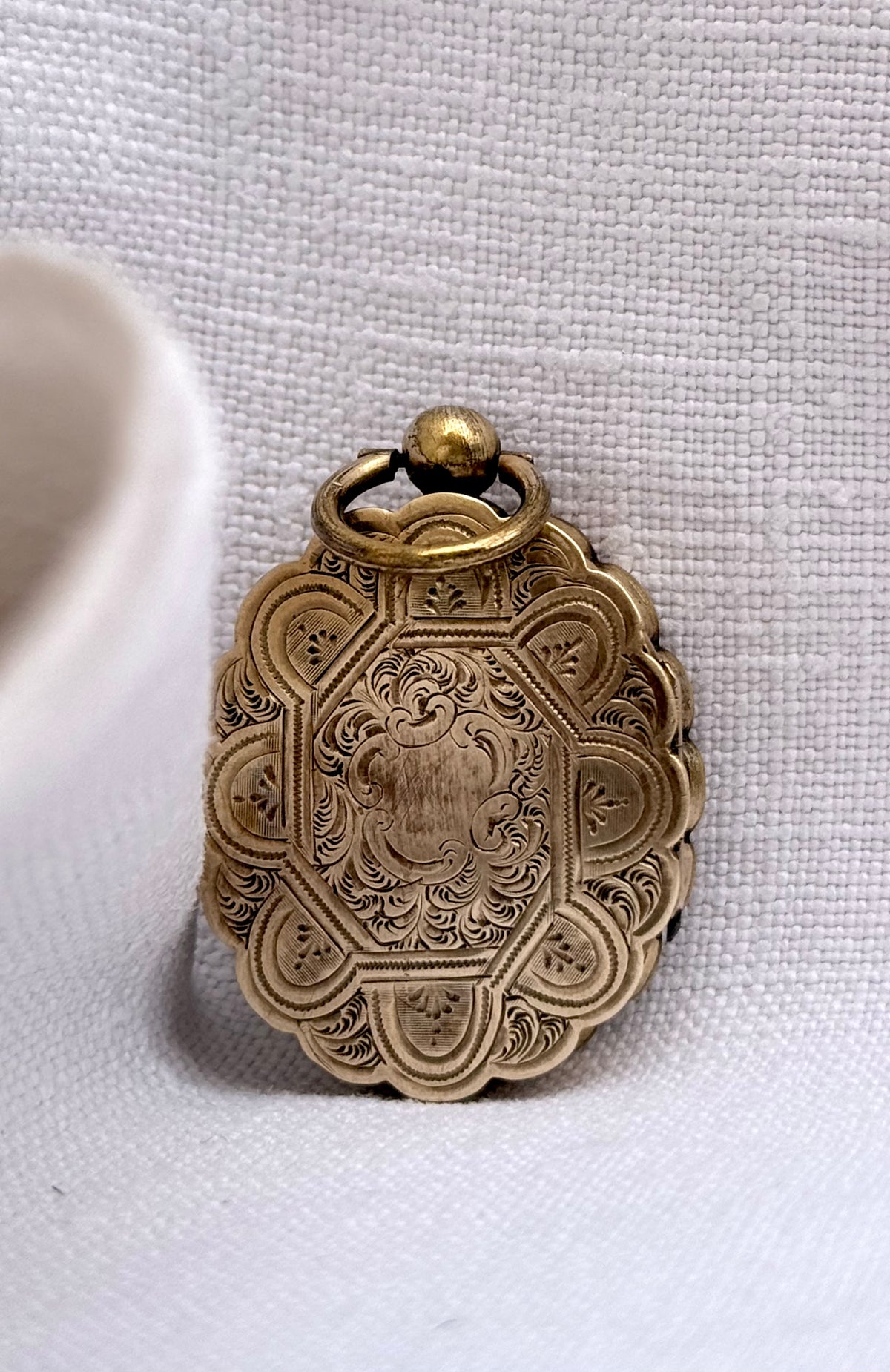 .1860s .1880s antique .375 .9ct gold Aesthetic Victorian era exquisite scallop form double sided front and back gold memento locket