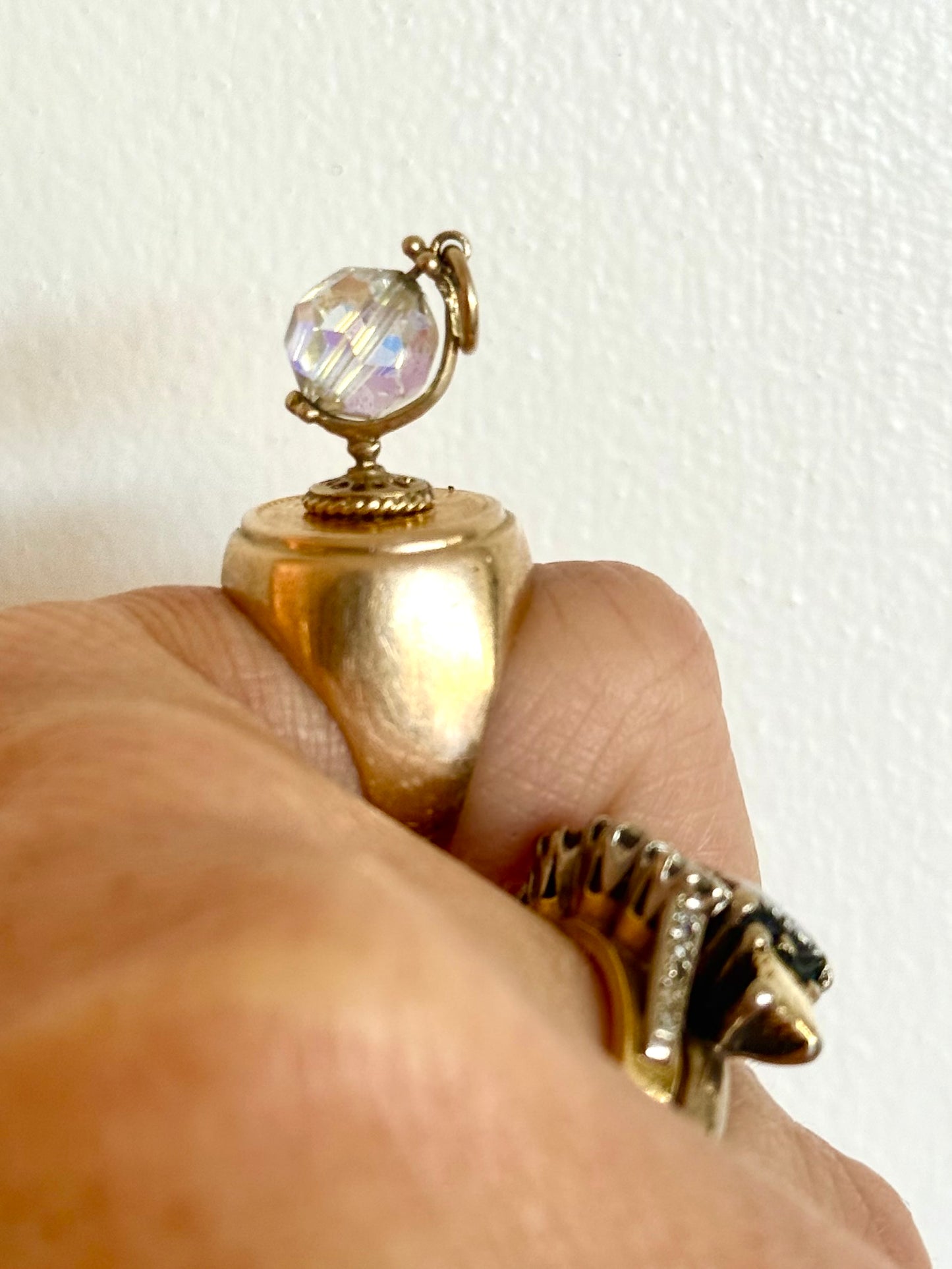 .1970s .375 .9ct retro gorgeous Auroria Crystal bead World globe yellow gold charm pendant
