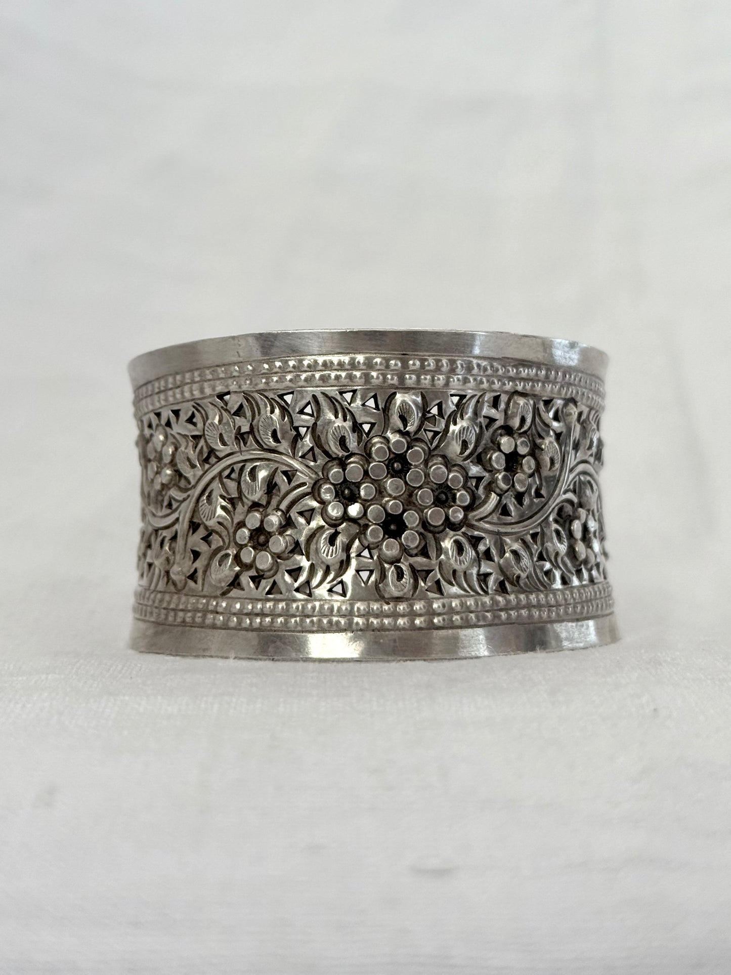 .1990s .925 artisan made solid silver floral embossed repousse wide and glorious flower sterling silver open cuff bangle