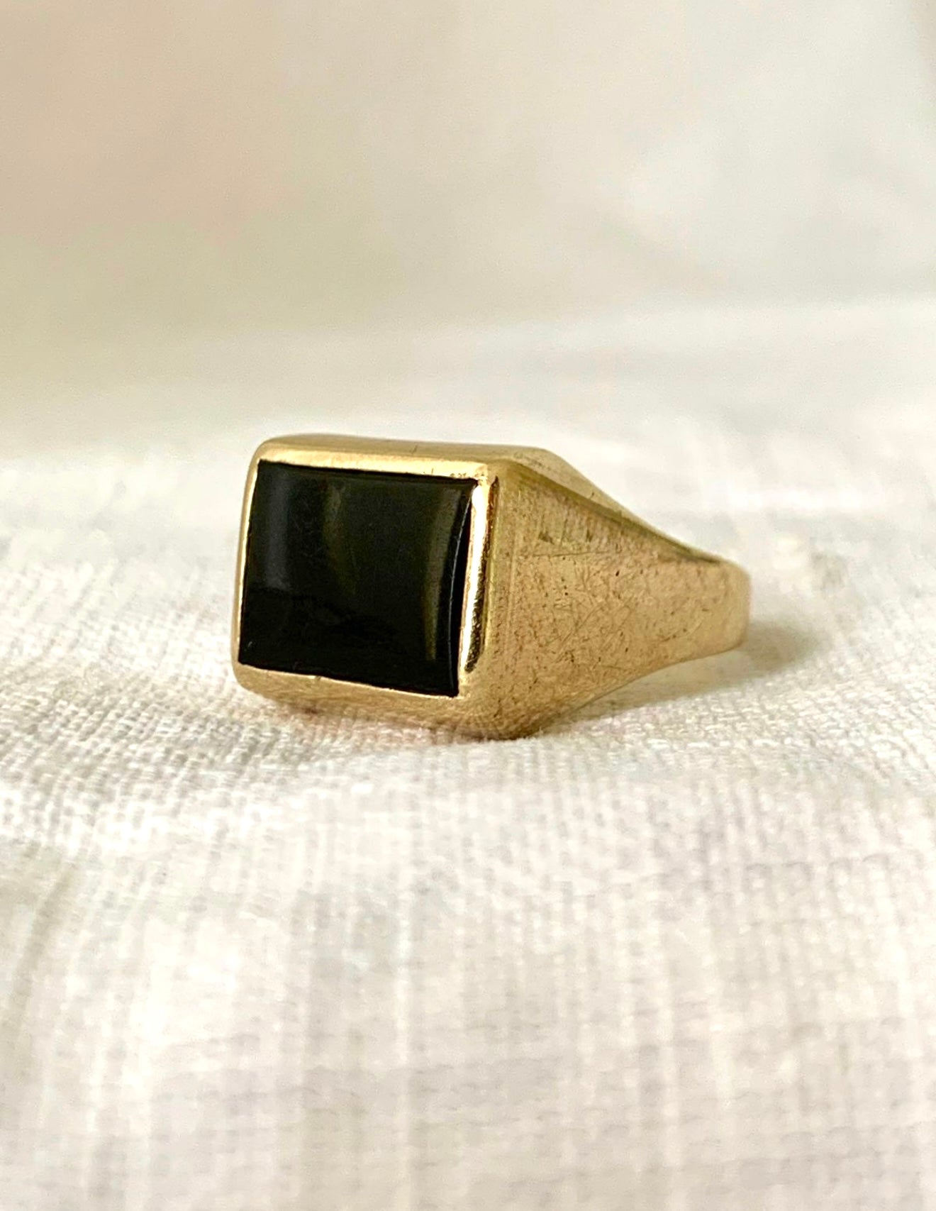 .1970s .375 .9ct black onyx modernist rectangular signet seal gold heirloom unisex gold gemstone ring