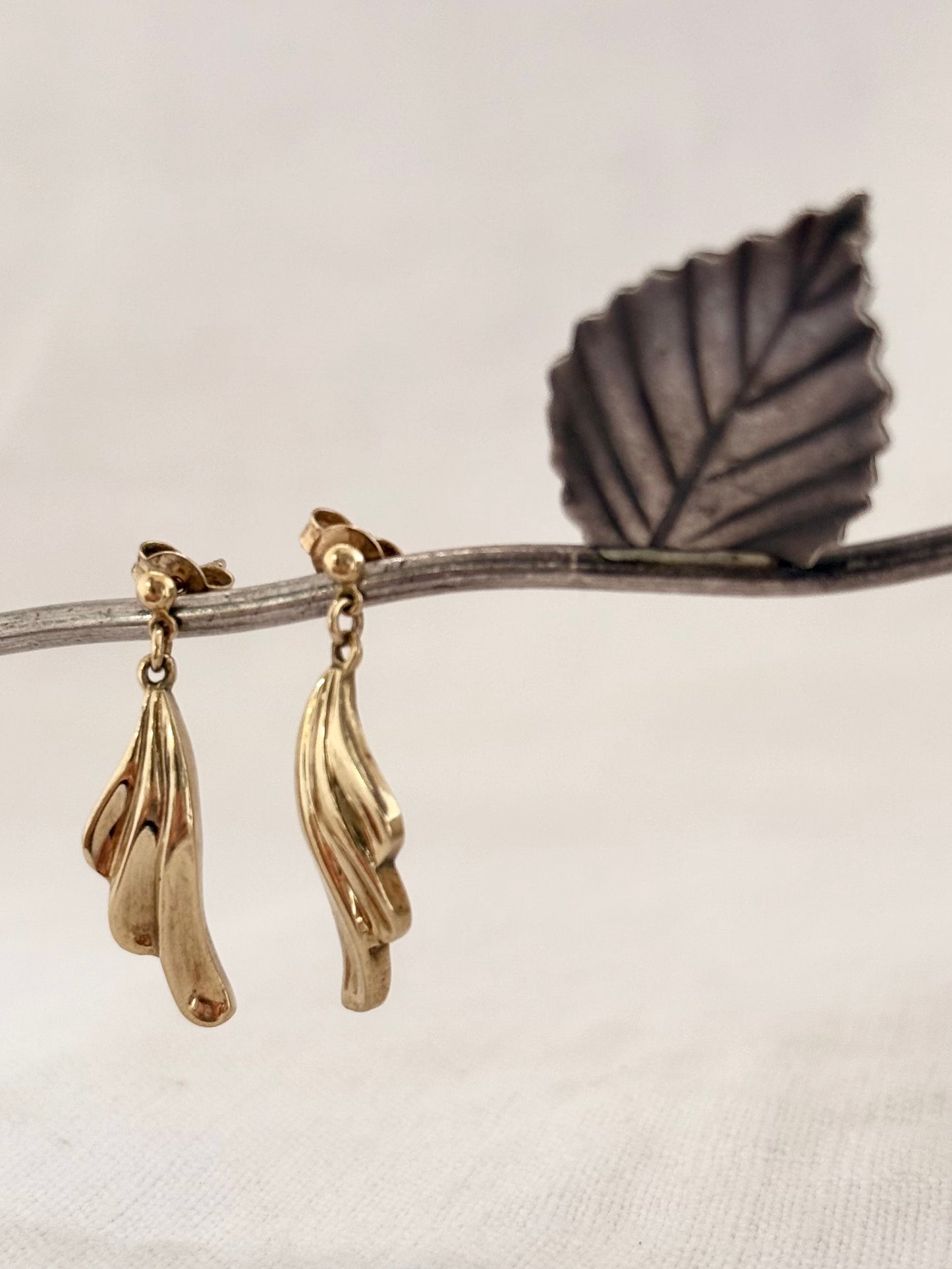 .1980s .375 wing drop solid 9ct gold swinging post stud dangle earrings